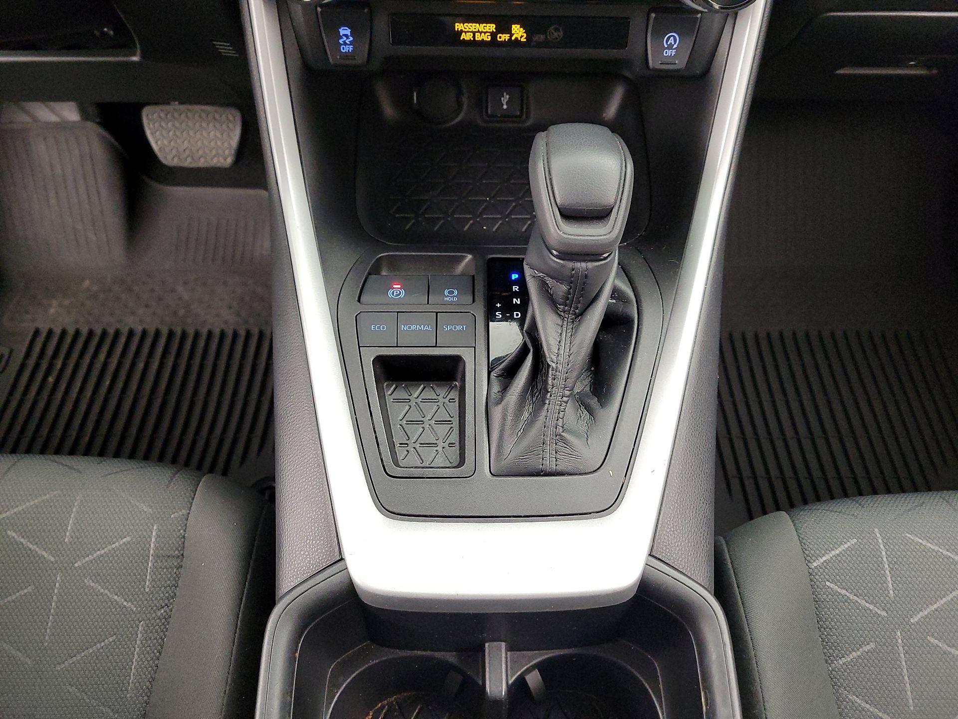 Thumbnail: 2022 Toyota RAV4 - 17