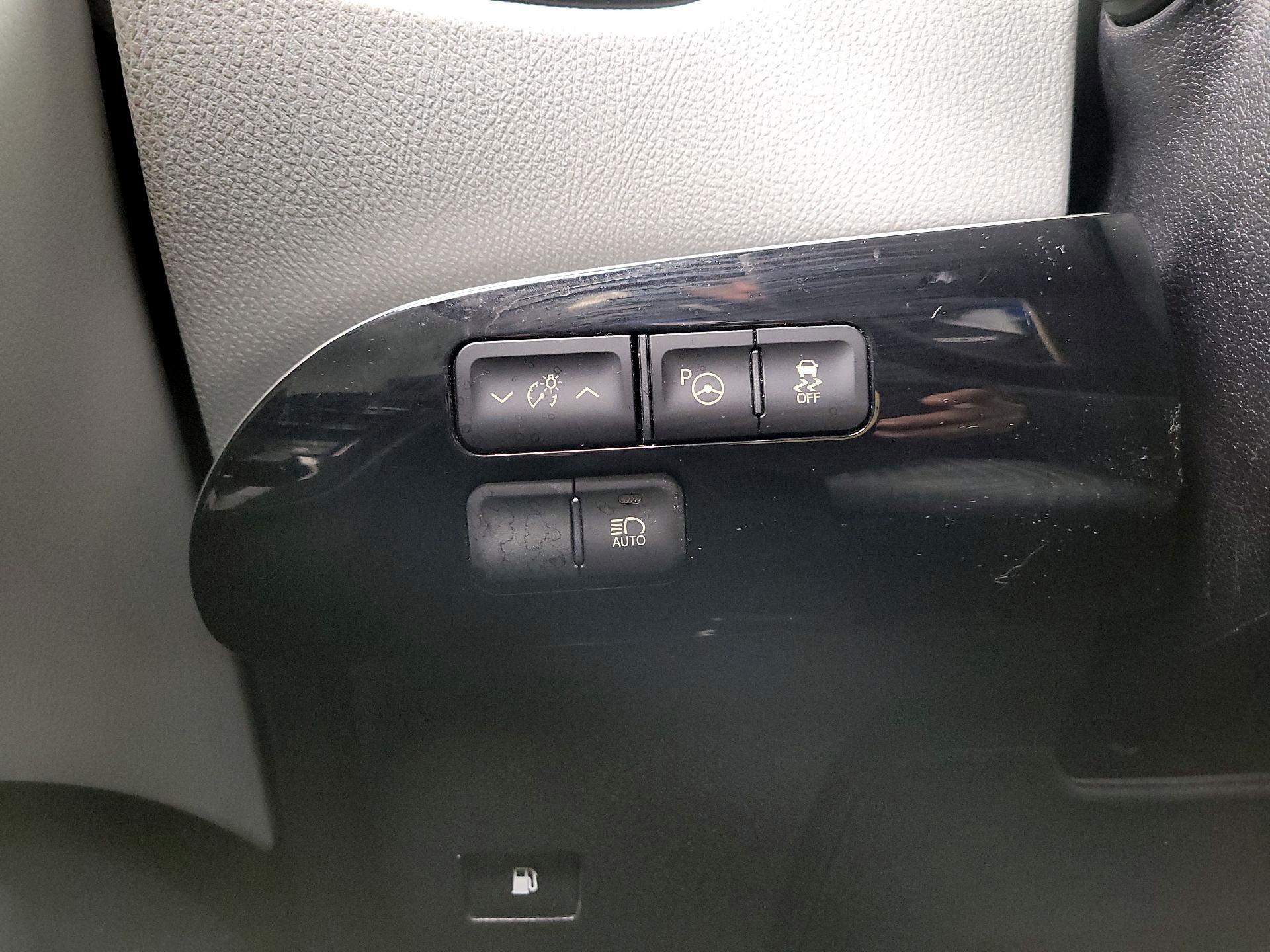 Thumbnail: 2017 Toyota Prius - 13