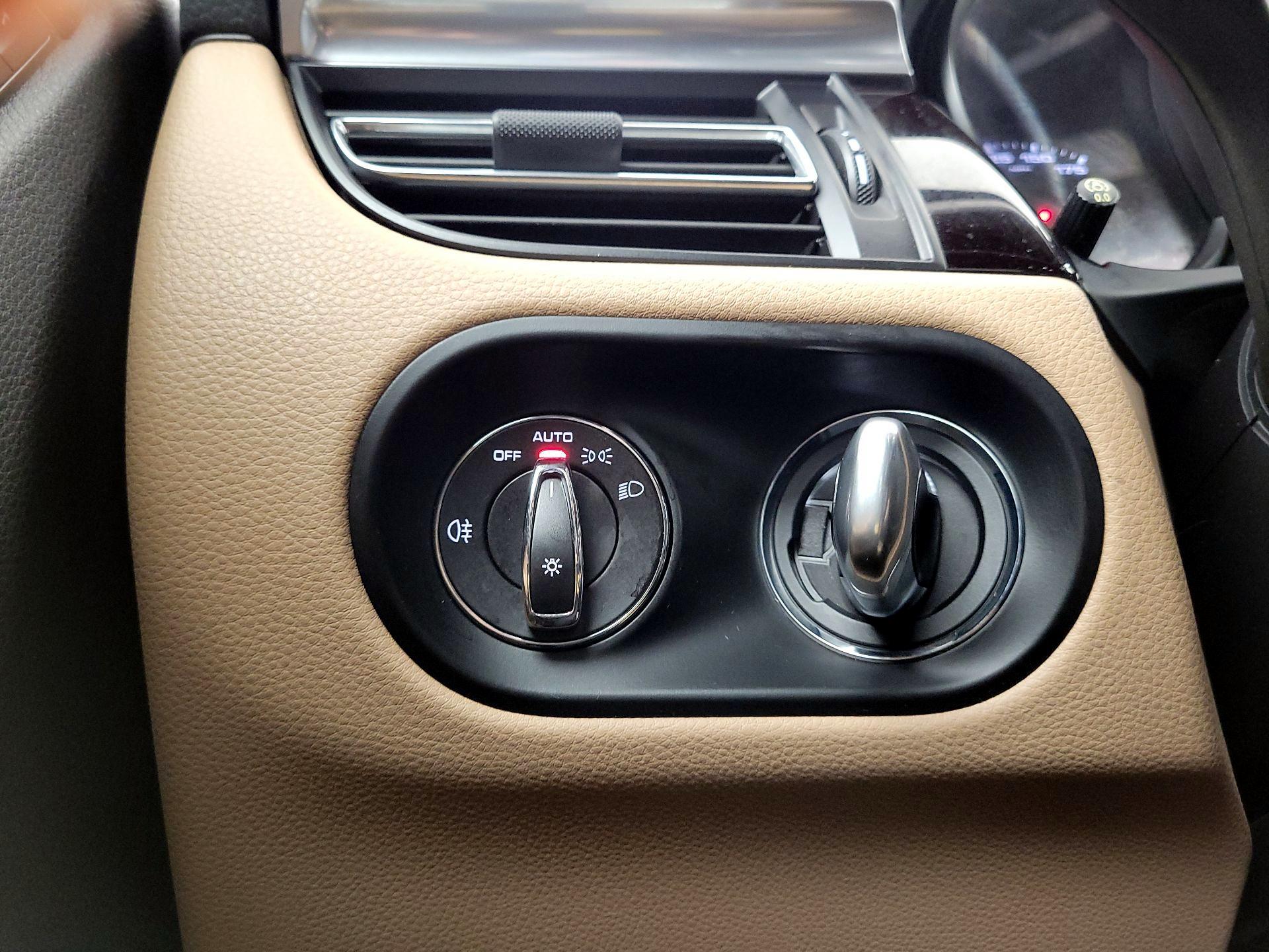 Thumbnail: 2019 Porsche Macan - 13