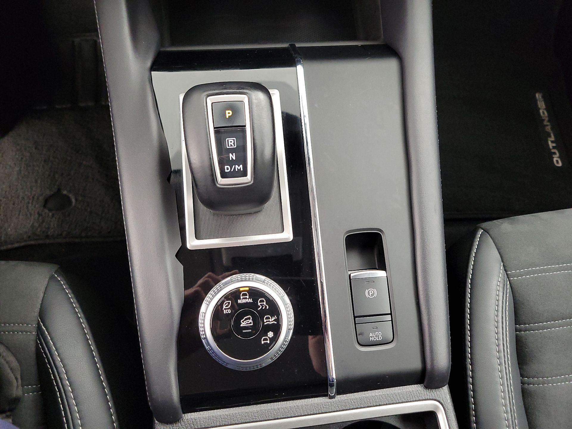 Thumbnail: 2023 Mitsubishi Outlander - 18