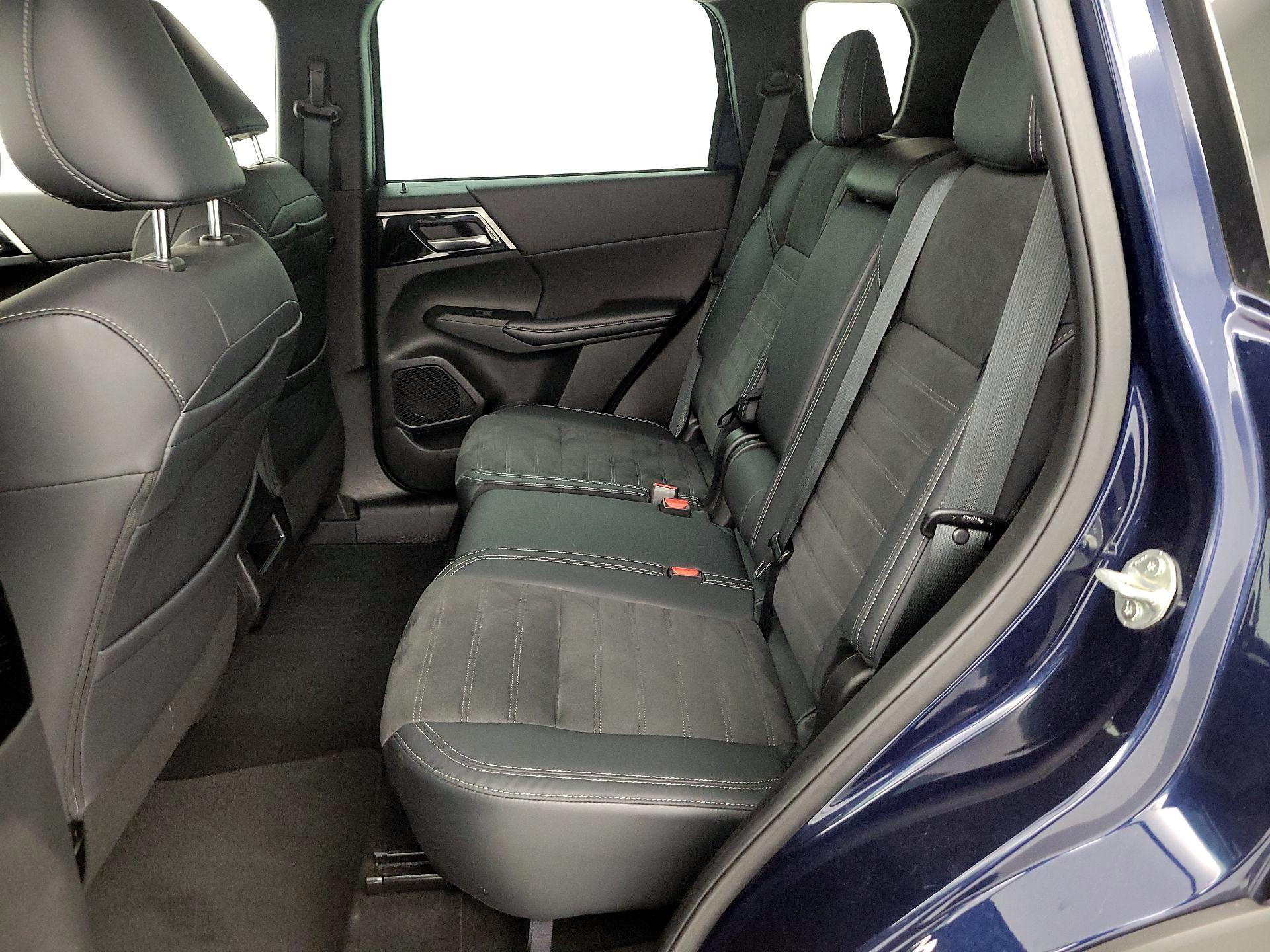 Thumbnail: 2023 Mitsubishi Outlander - 20