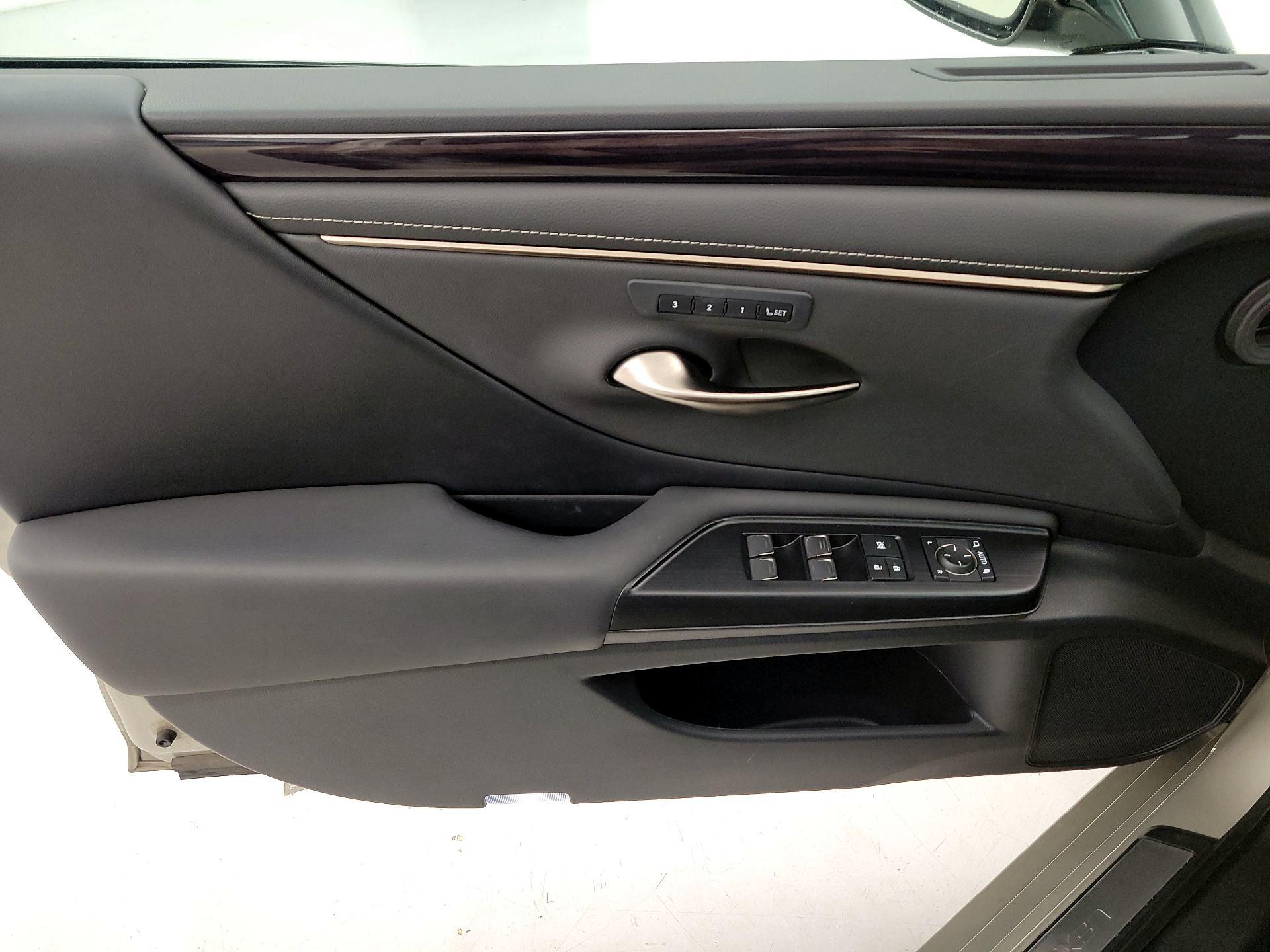 Thumbnail: 2021 Lexus ES - 12