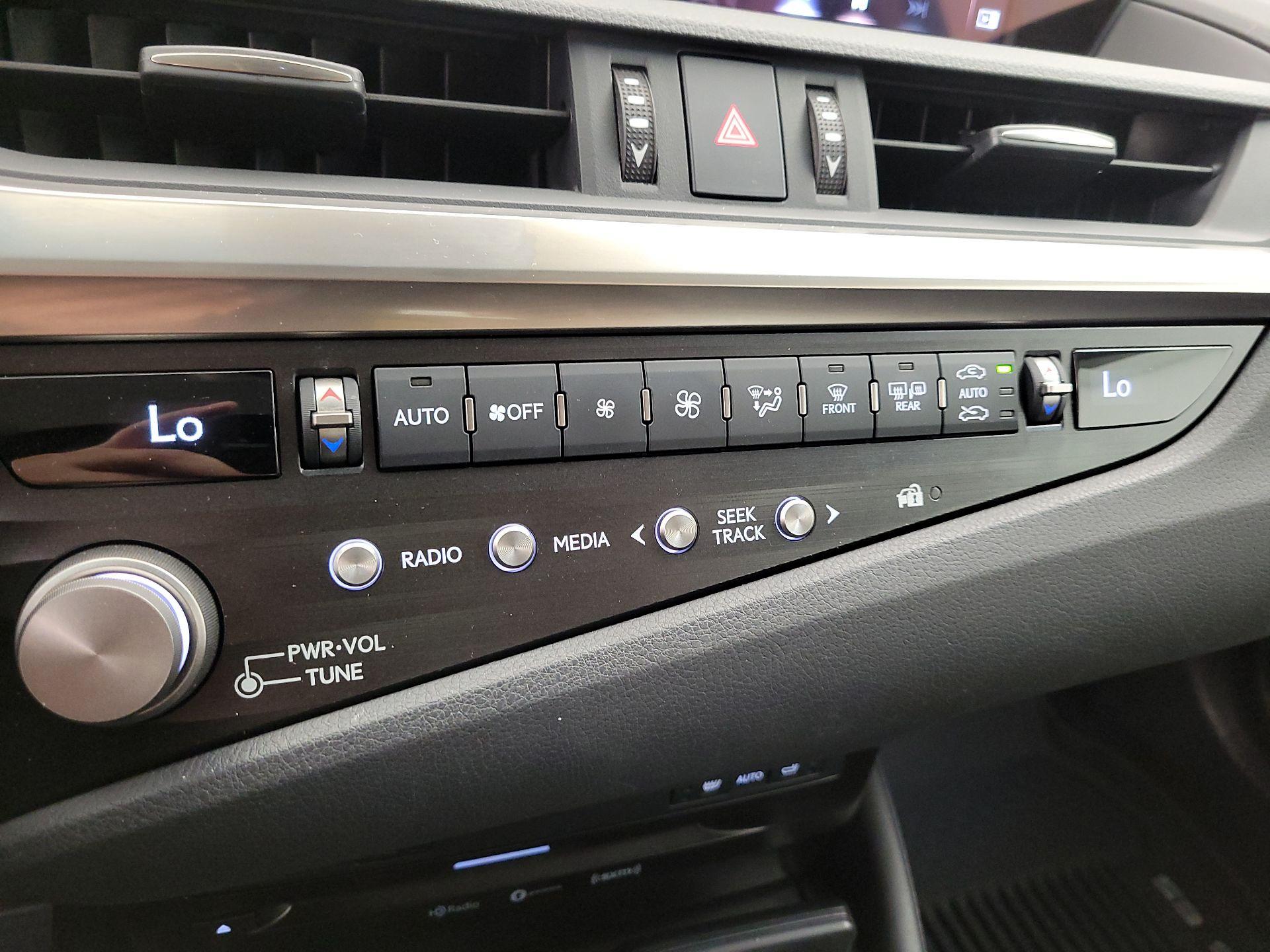 Thumbnail: 2021 Lexus ES - 17