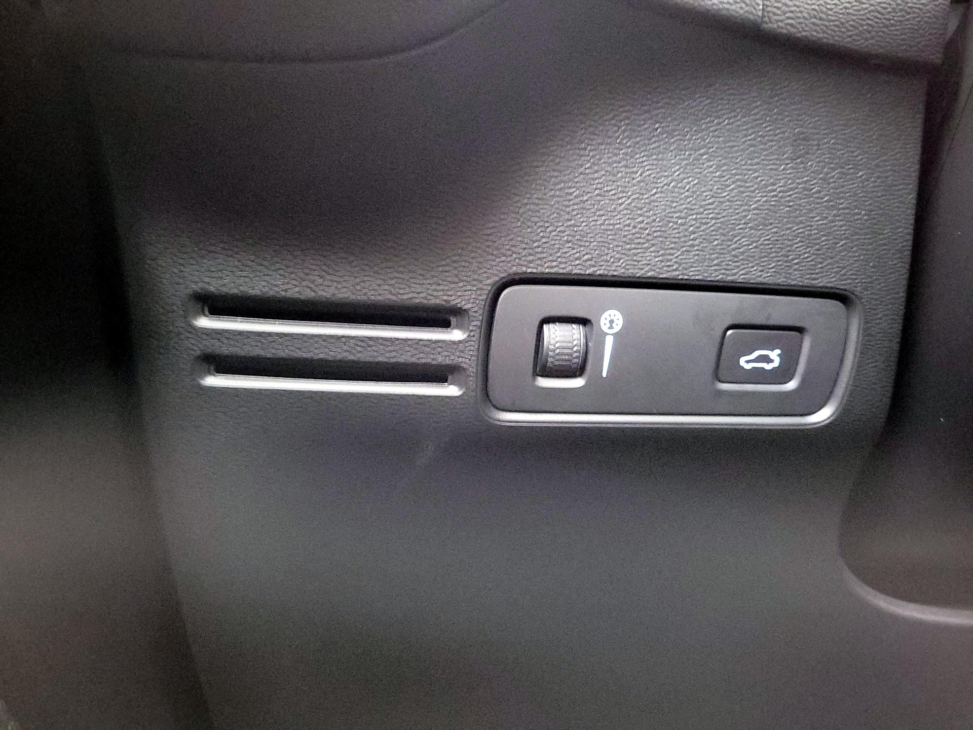 Thumbnail: 2019 Volvo XC40 - 13