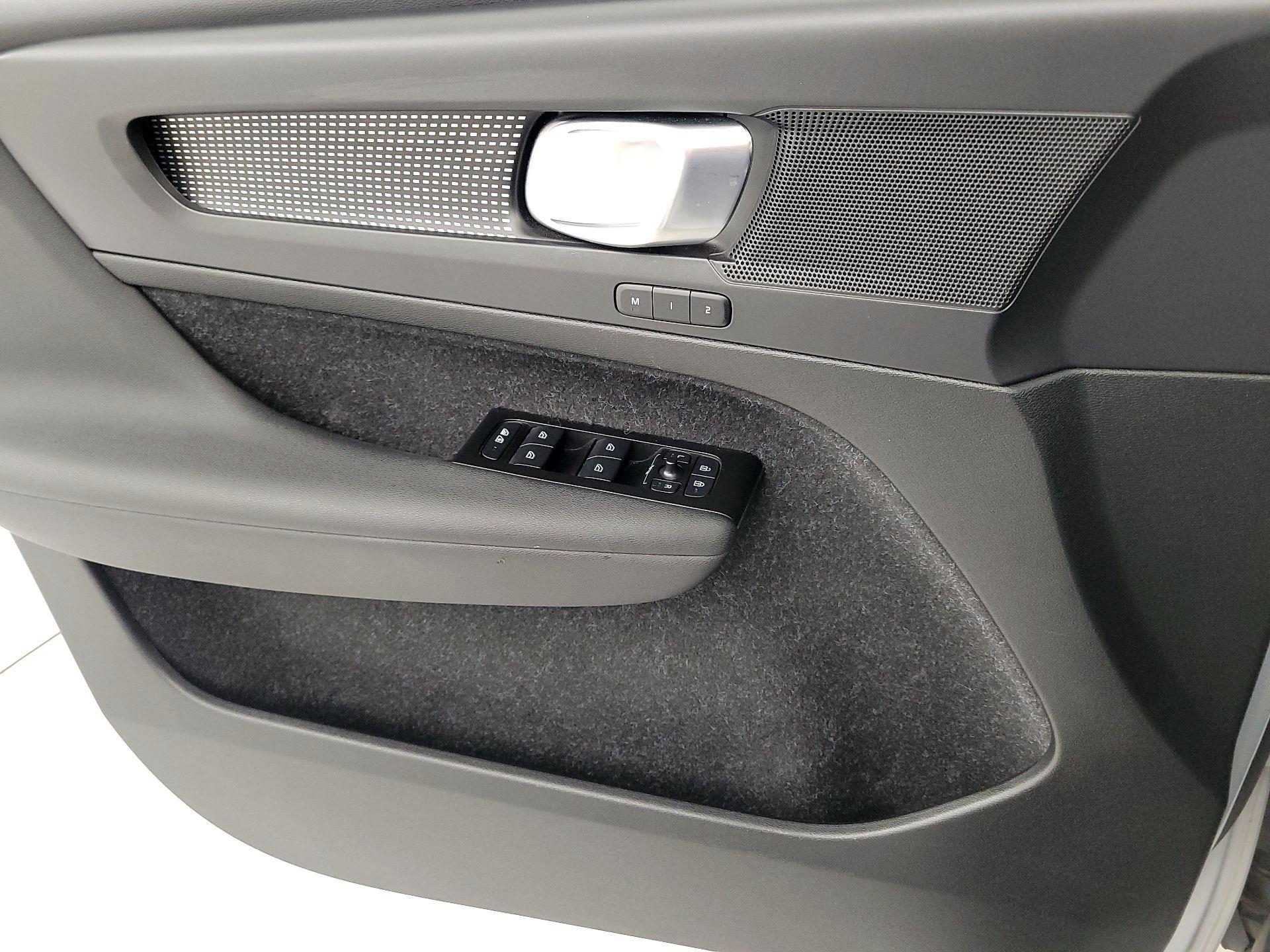 Thumbnail: 2021 Volvo XC40 - 12