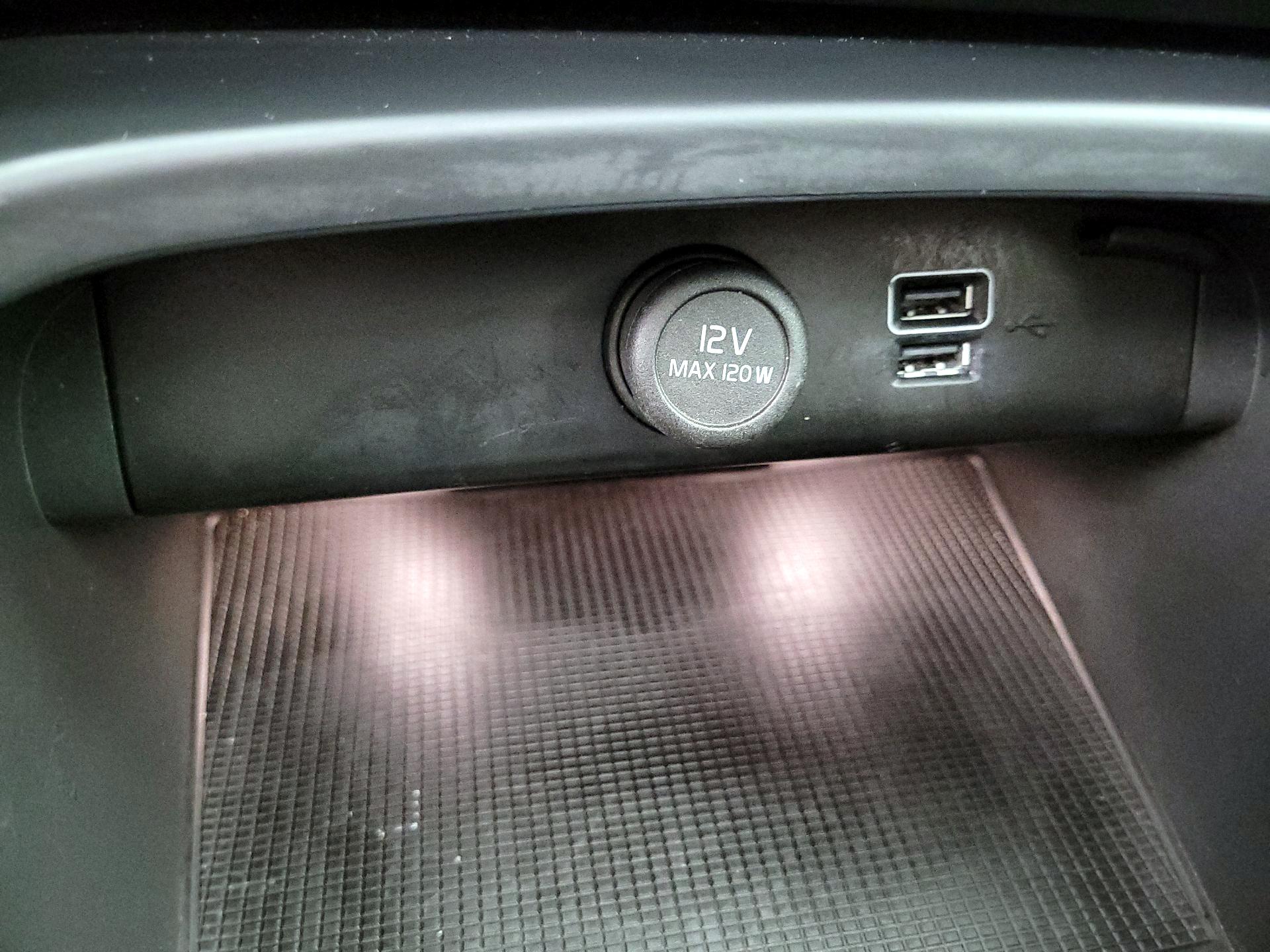 Thumbnail: 2021 Volvo XC40 - 18