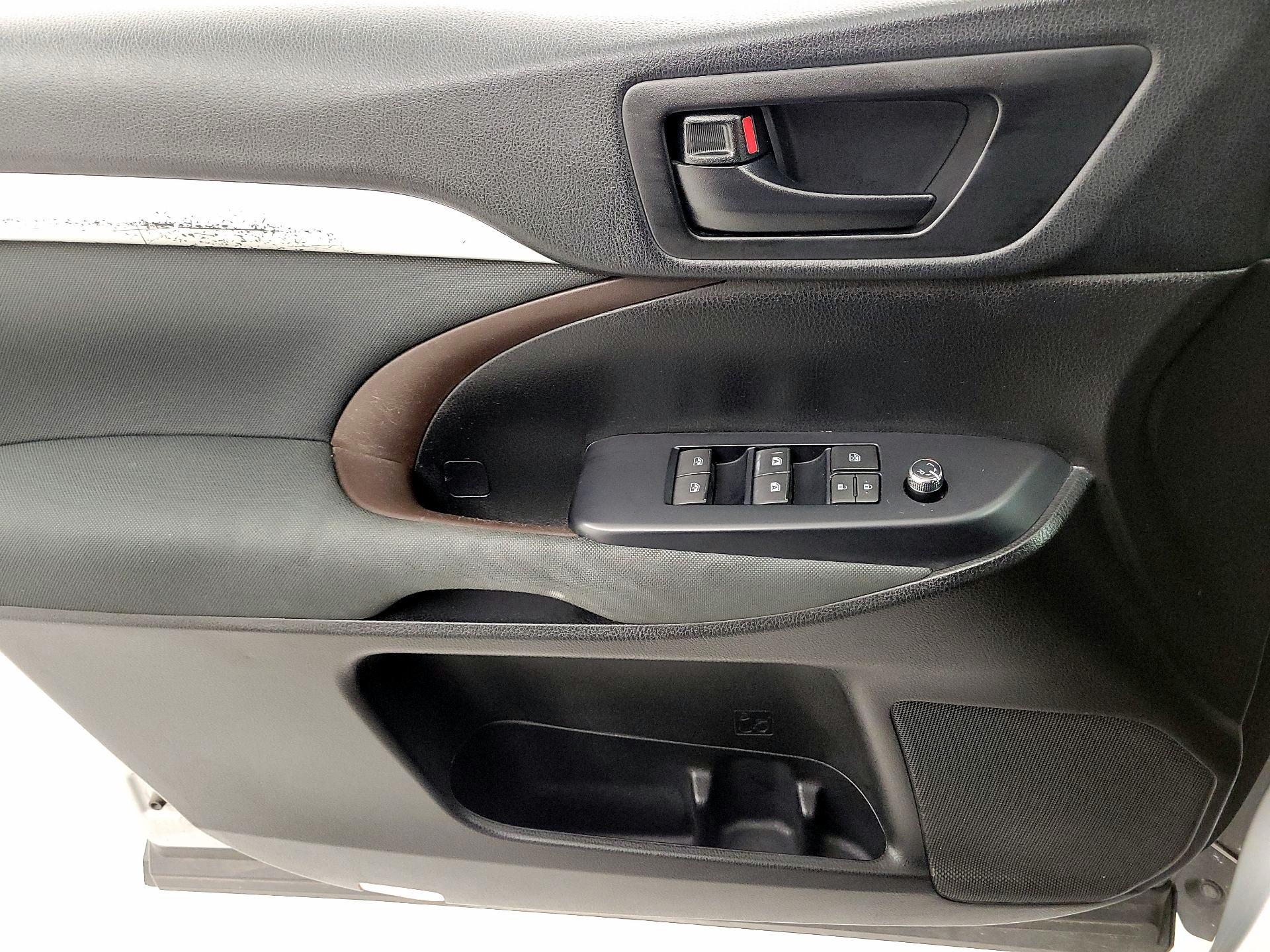 Thumbnail: 2019 Toyota Highlander - 12