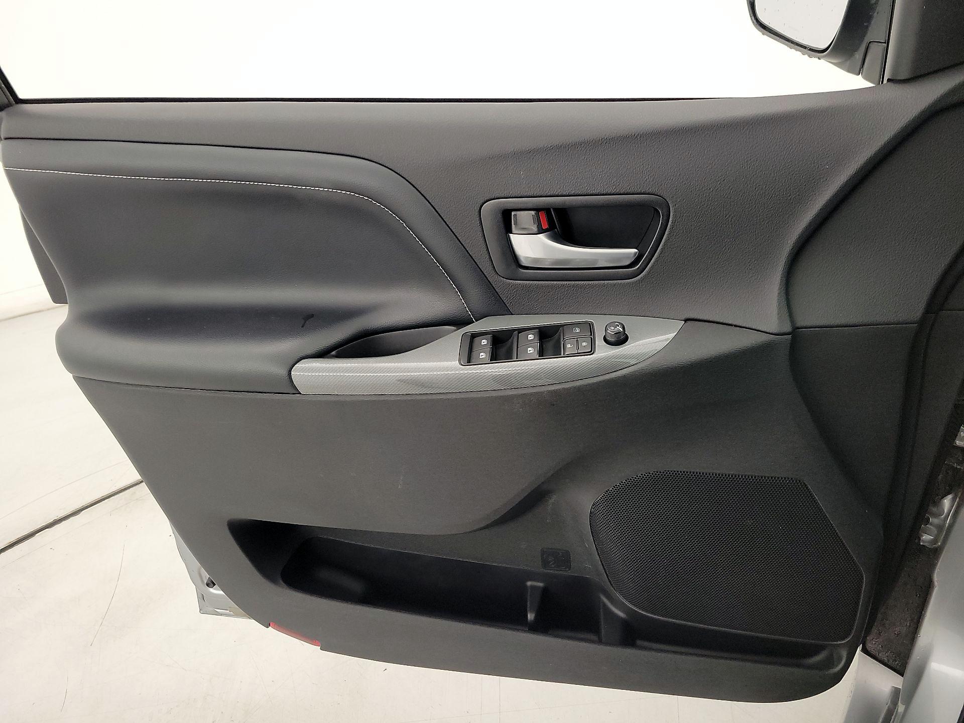 Thumbnail: 2016 Toyota Sienna - 12