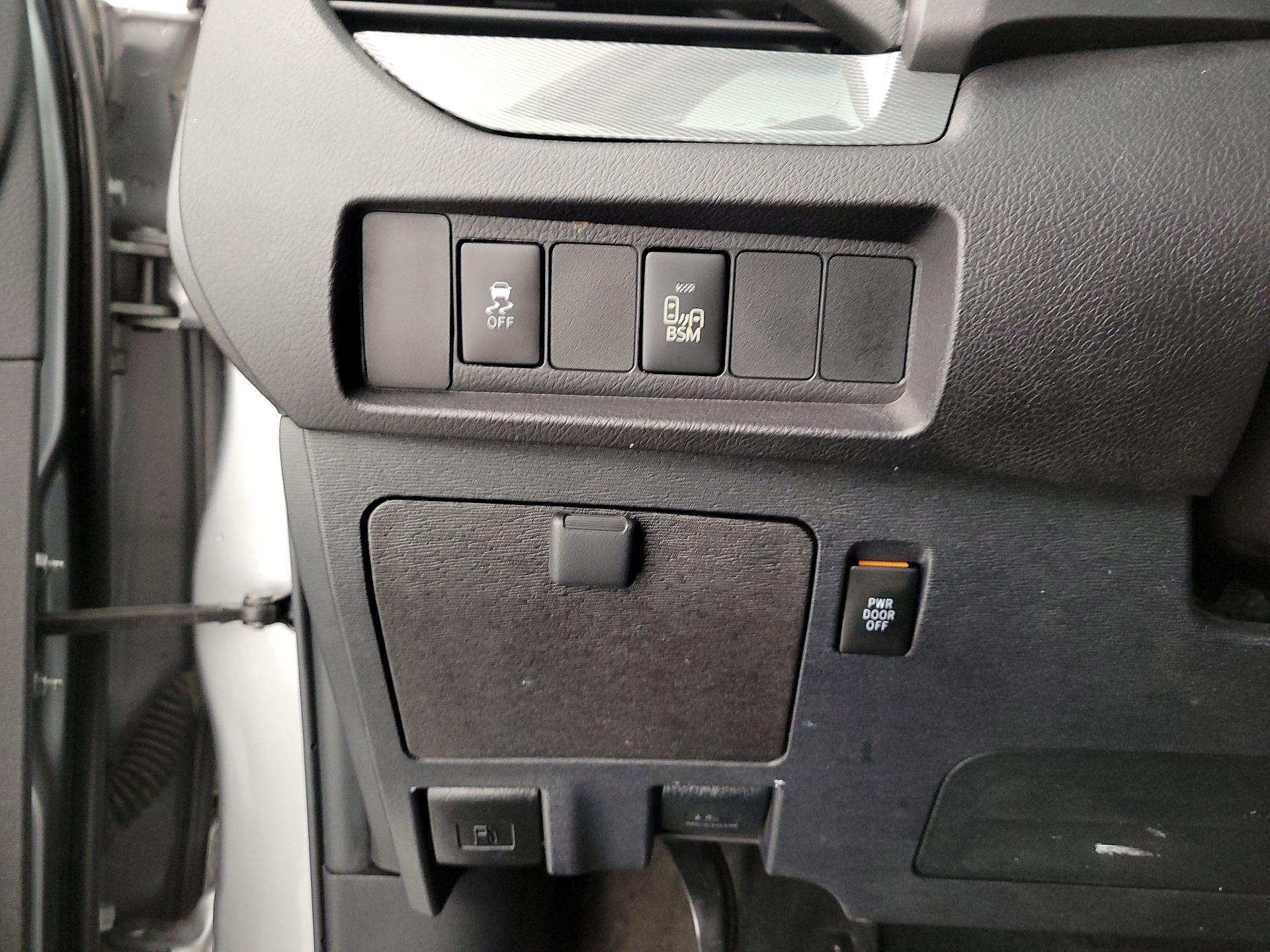 Thumbnail: 2016 Toyota Sienna - 13