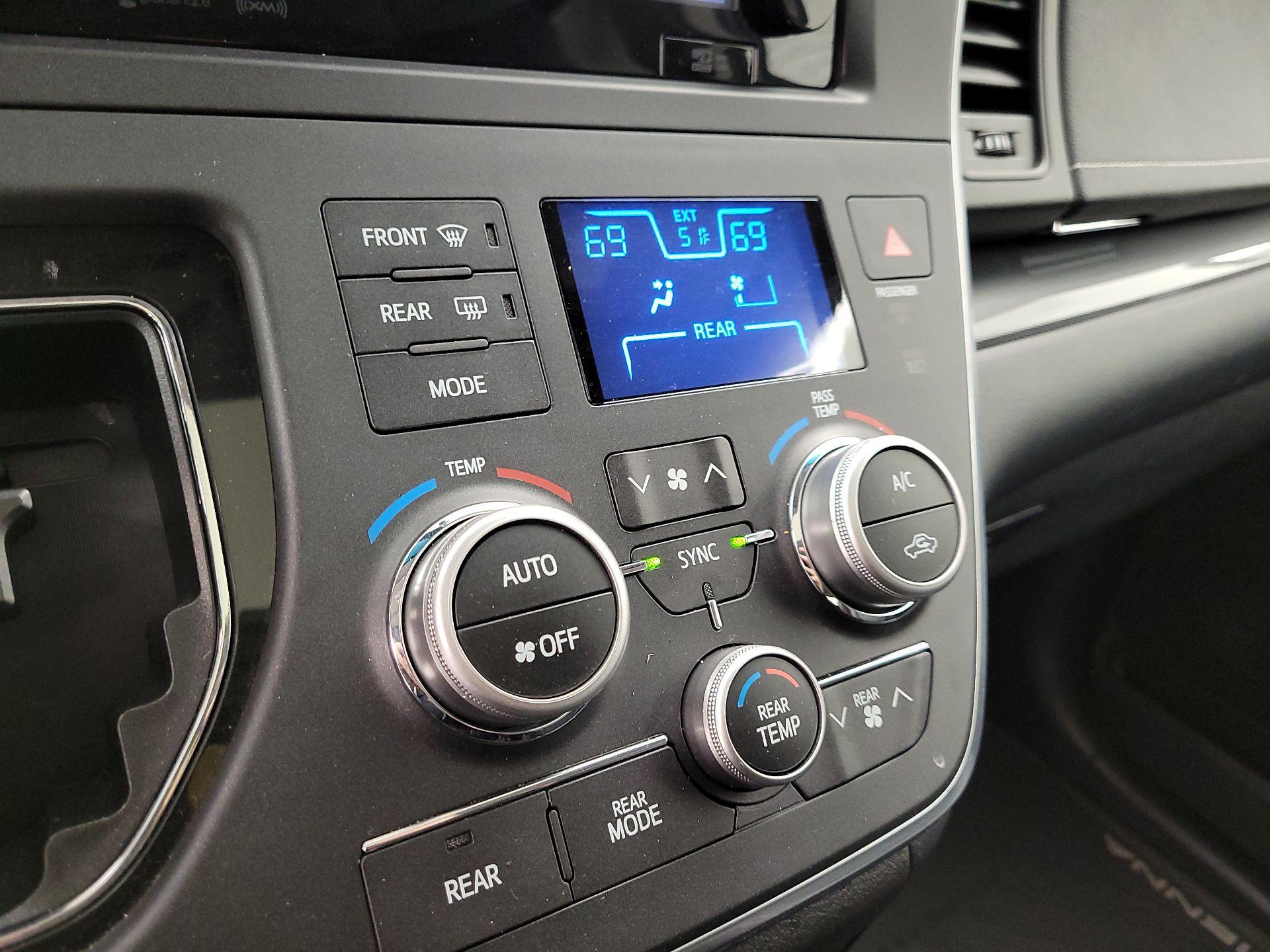 Thumbnail: 2016 Toyota Sienna - 16