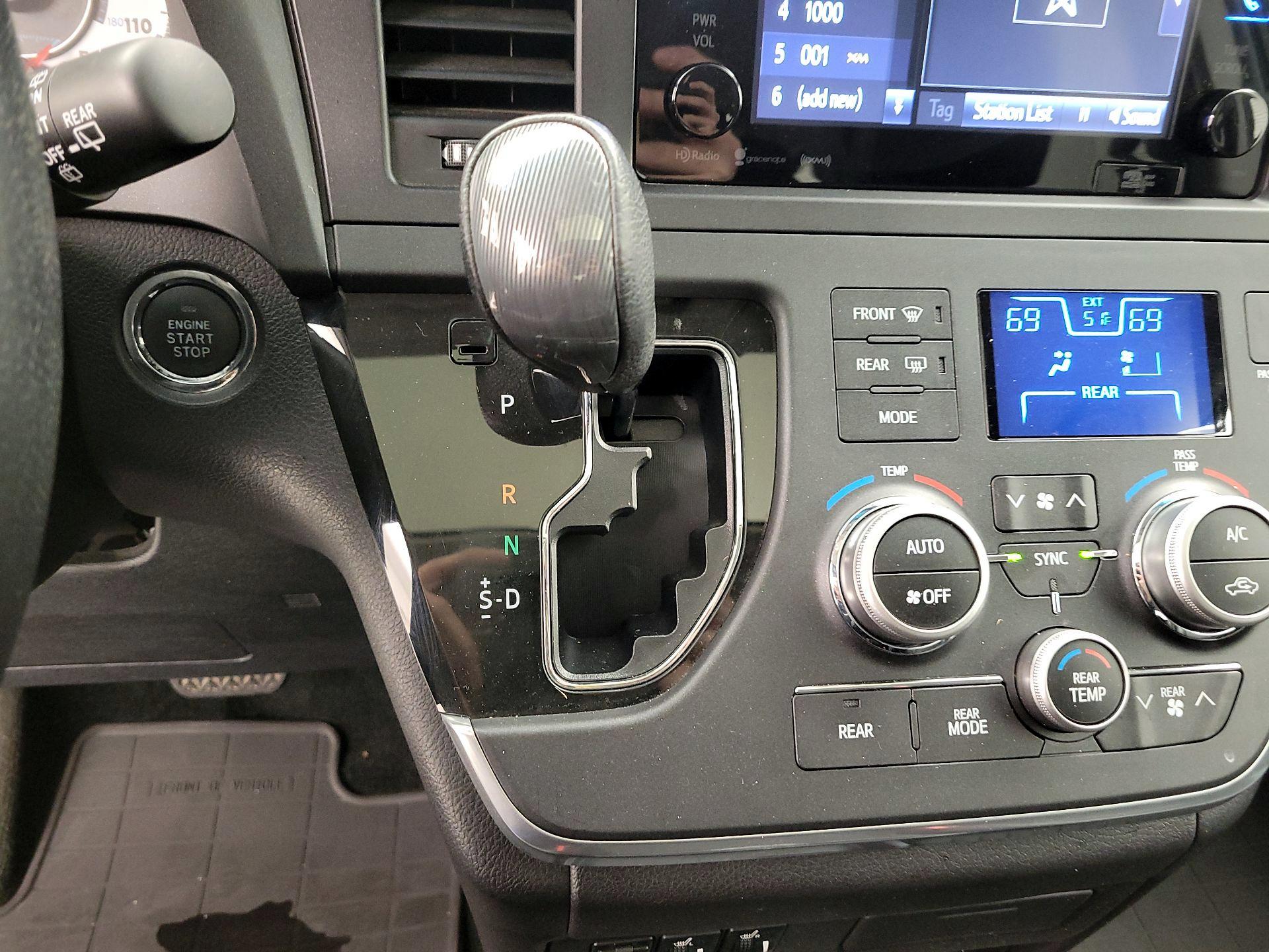 Thumbnail: 2016 Toyota Sienna - 17