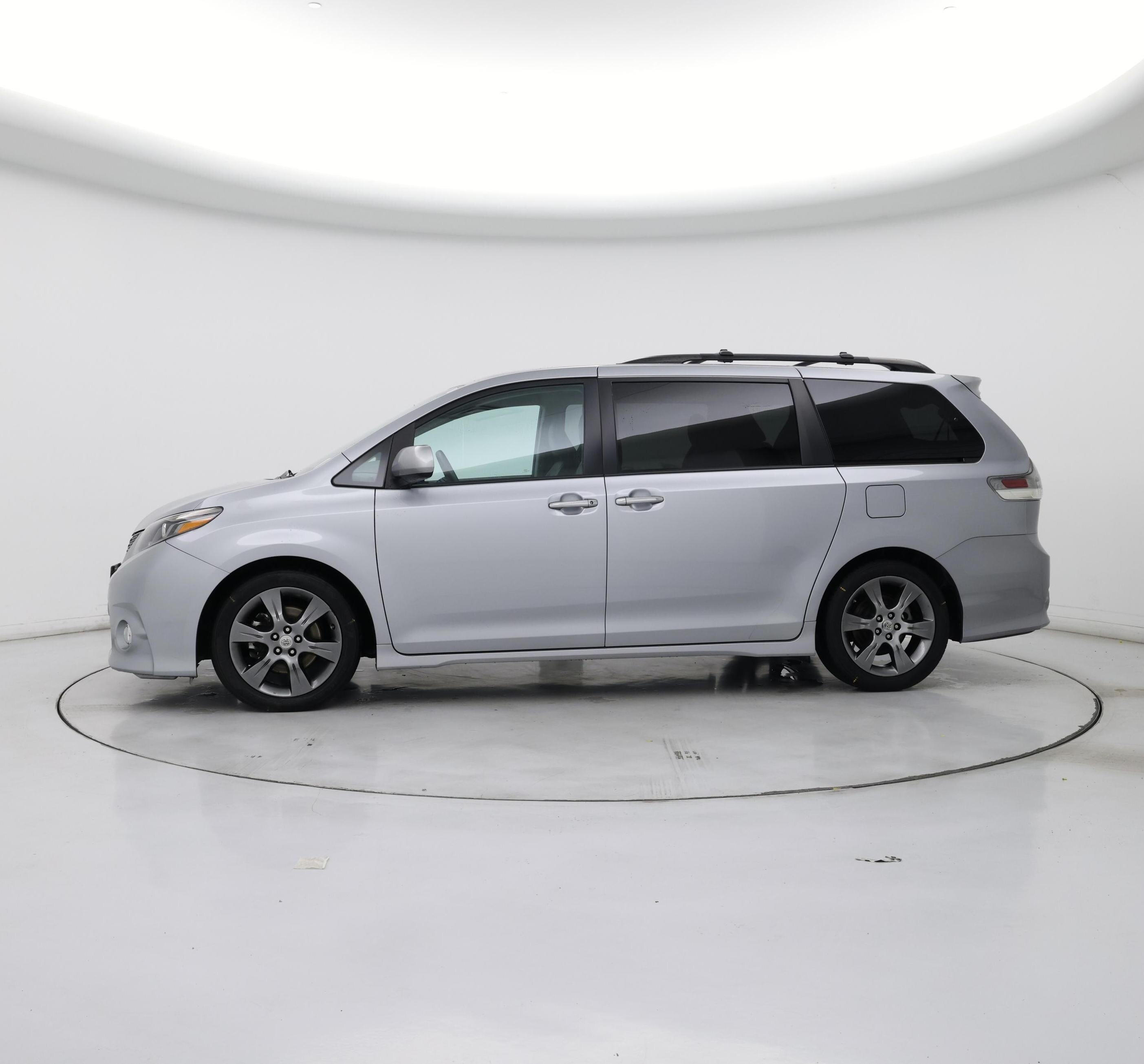 Thumbnail: 2016 Toyota Sienna - 3