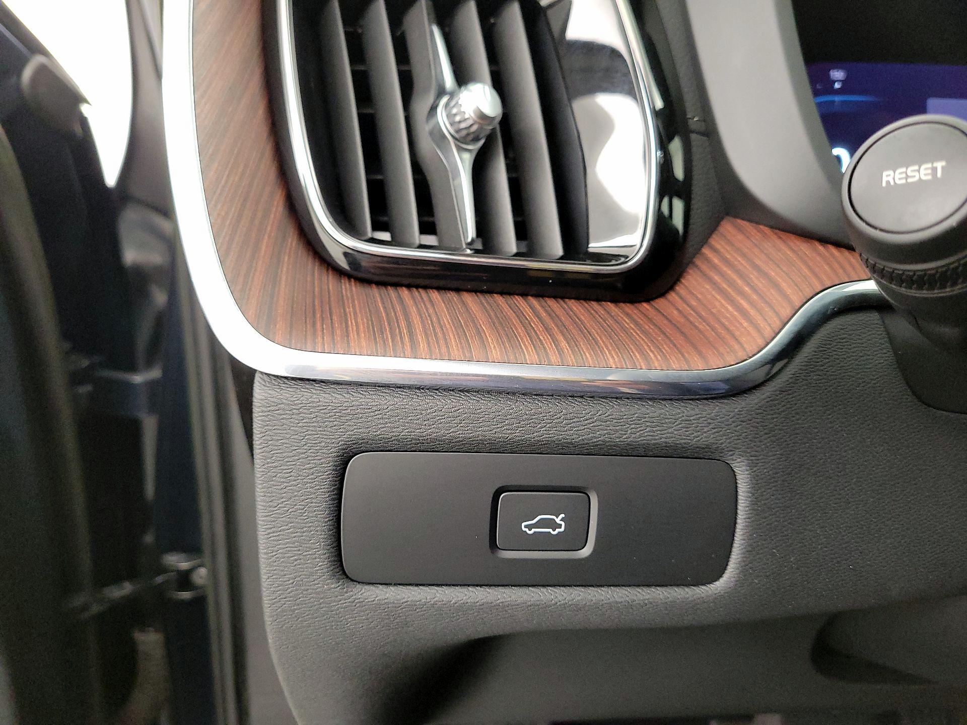 Thumbnail: 2023 Volvo XC60 - 13