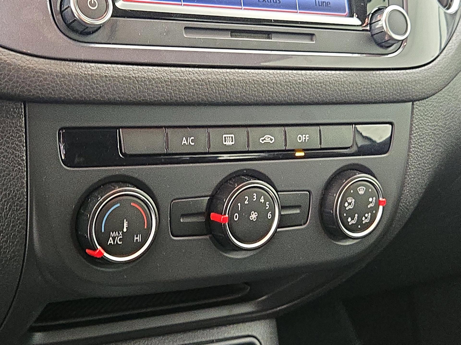 Thumbnail: 2015 Volkswagen Tiguan - 15