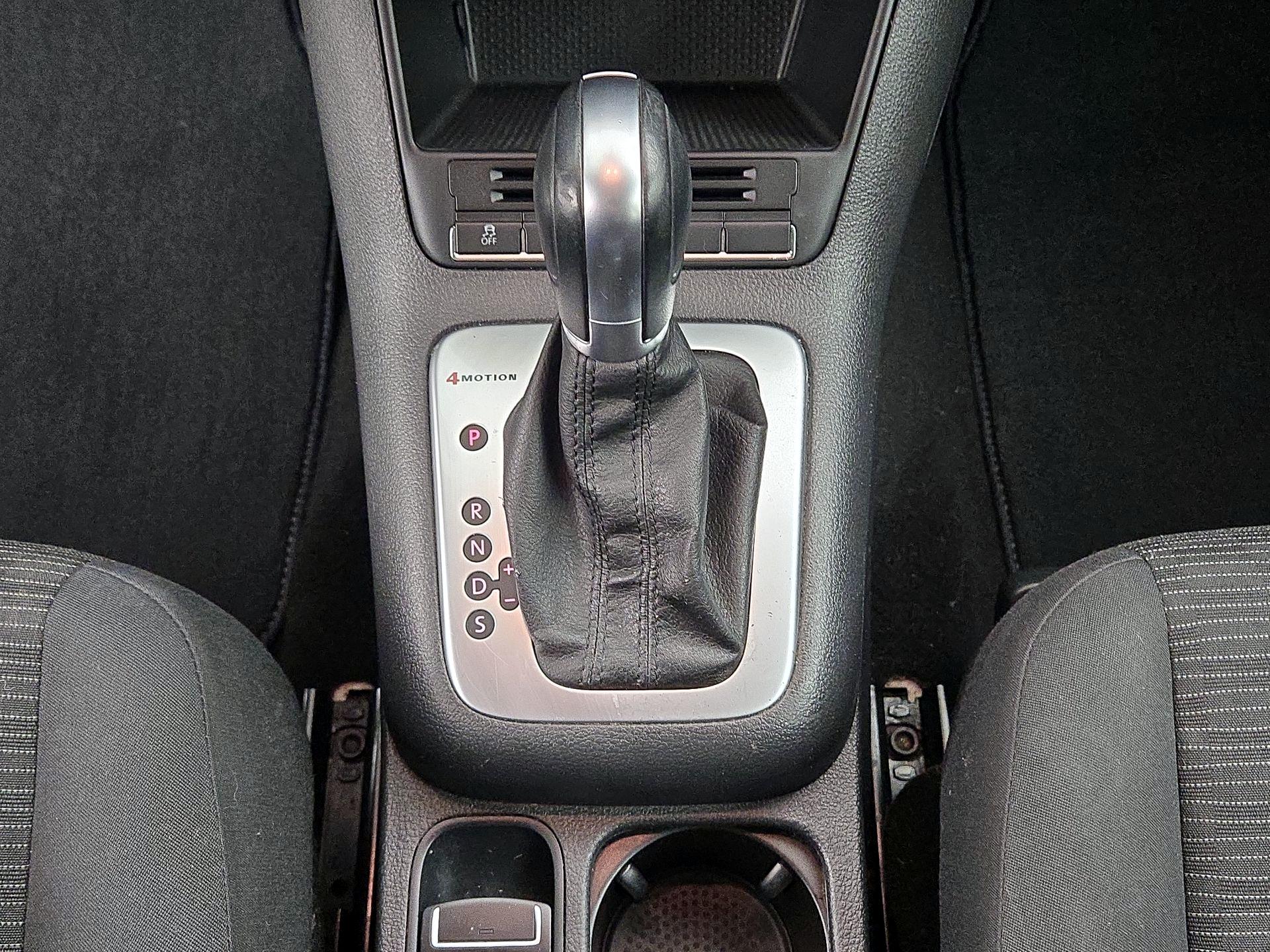 Thumbnail: 2015 Volkswagen Tiguan - 16