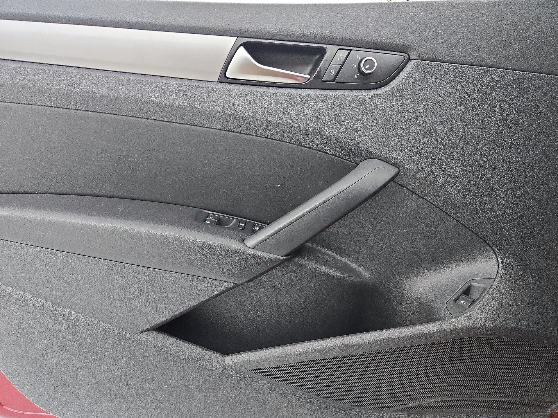 Thumbnail: 2015 Volkswagen Passat - 12