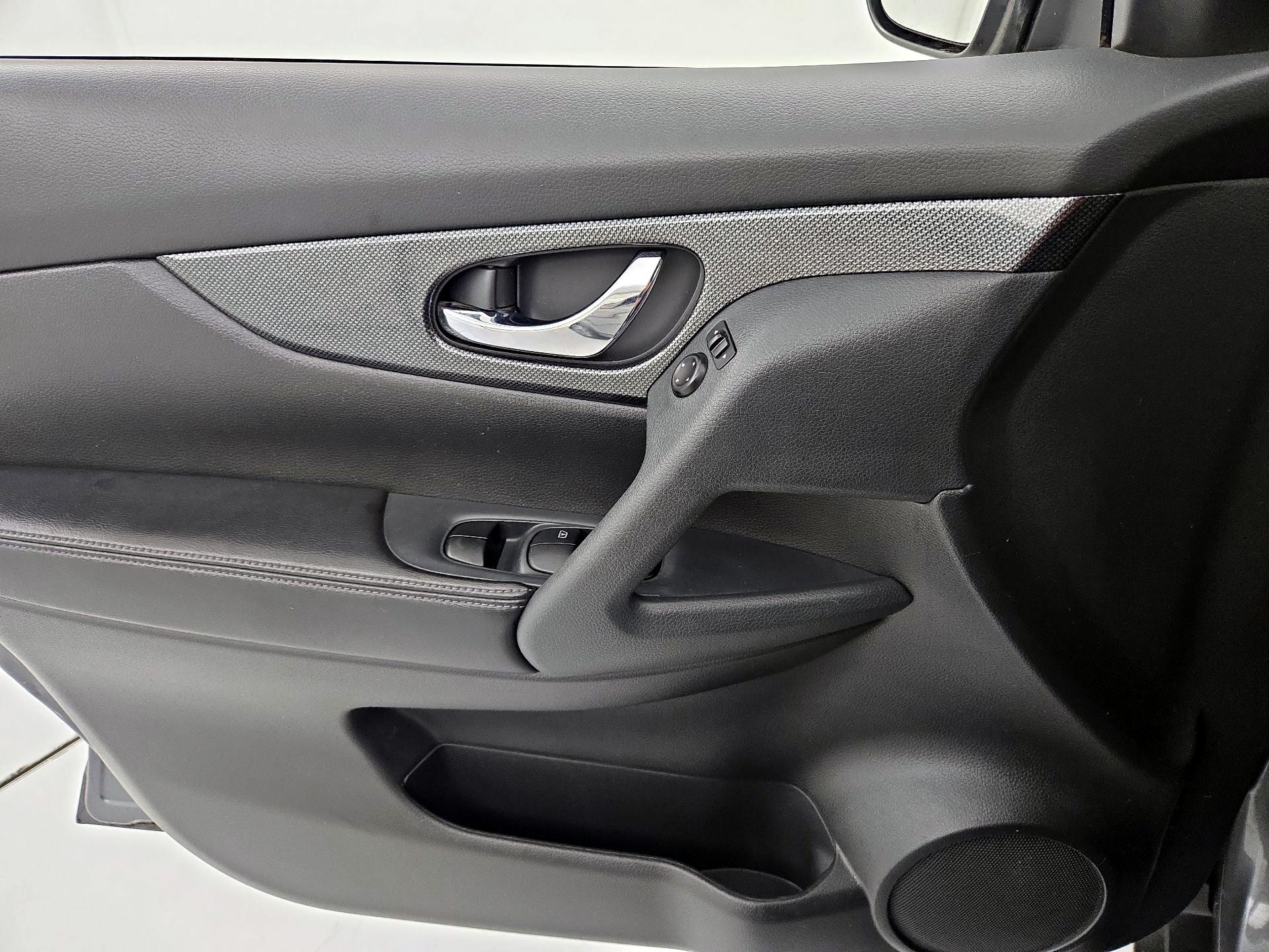 Thumbnail: 2016 Nissan Rogue - 12