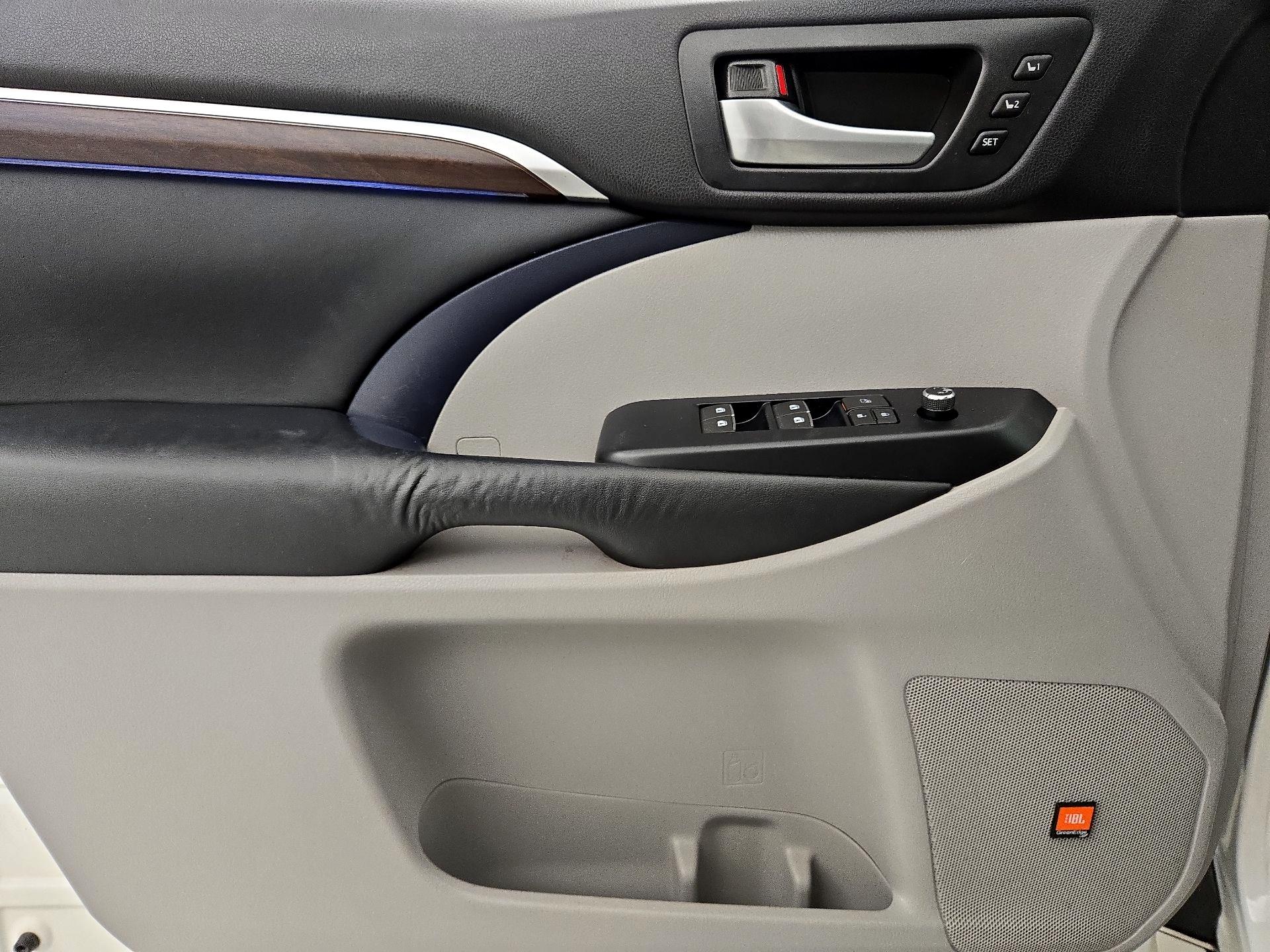 Thumbnail: 2015 Toyota Highlander - 12