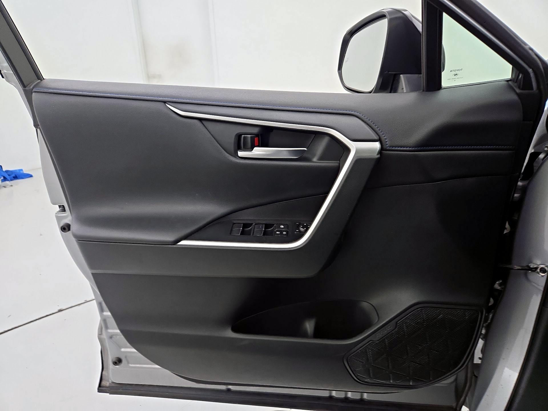 Thumbnail: 2020 Toyota RAV4 - 12