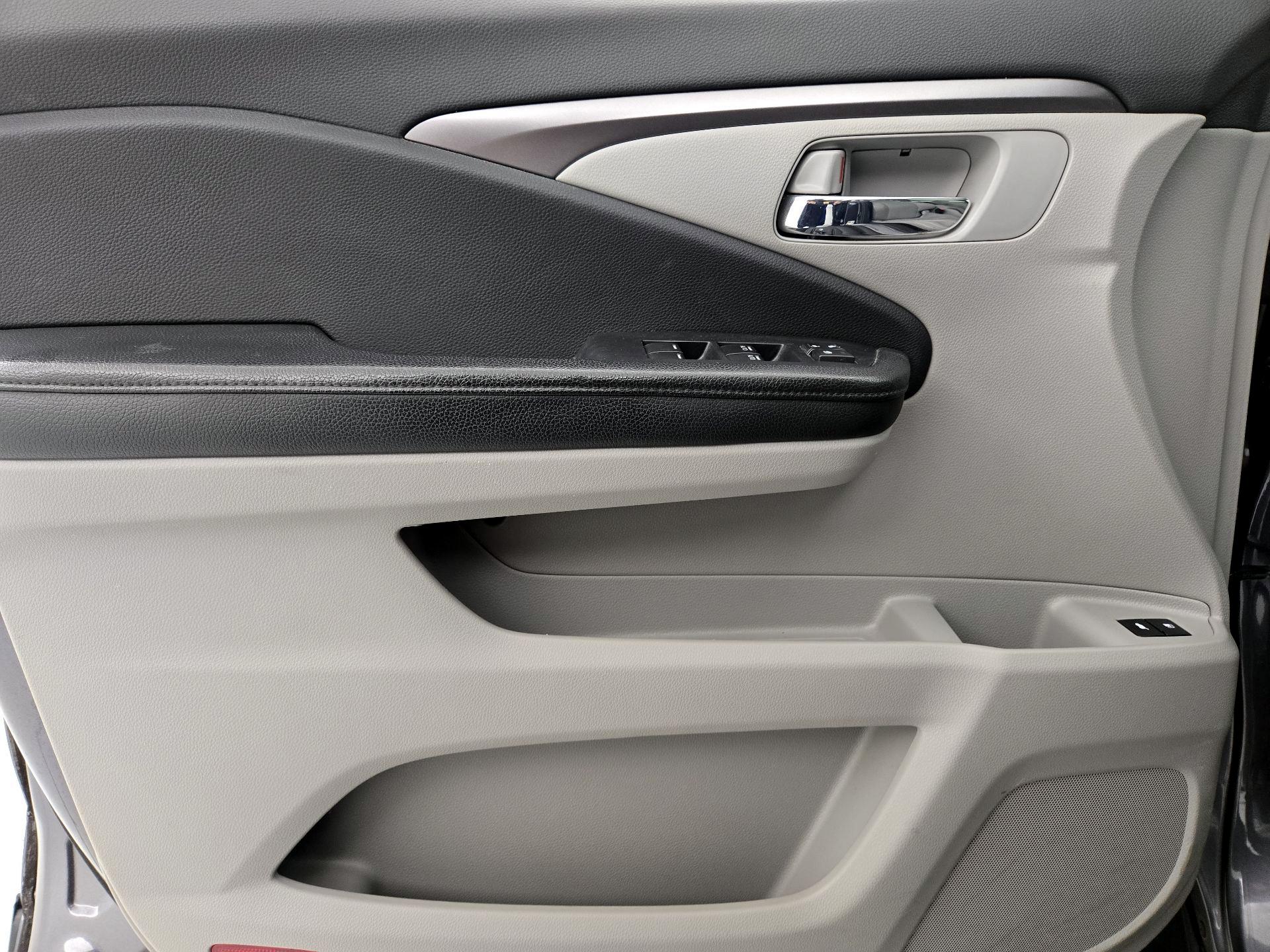 Thumbnail: 2016 Honda Pilot - 12