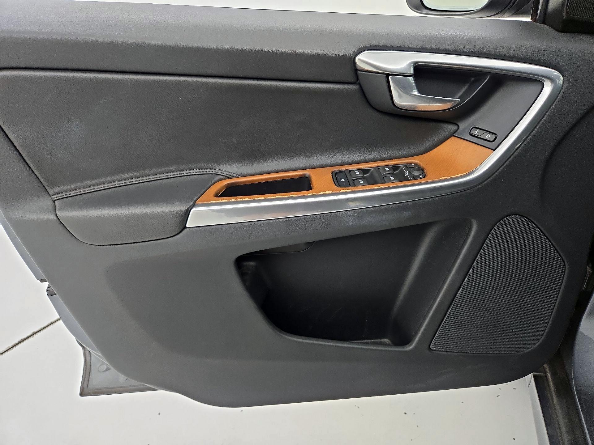 Thumbnail: 2017 Volvo XC60 - 12
