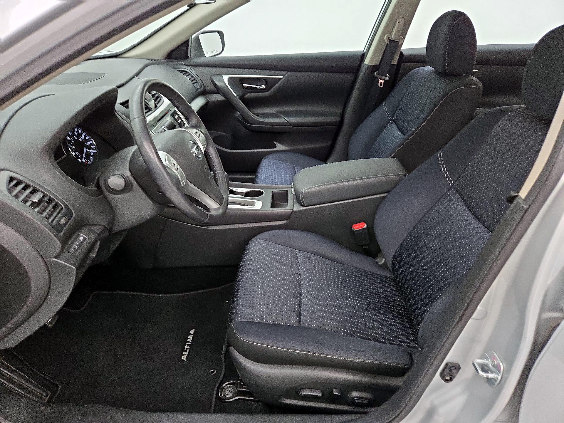 Thumbnail: 2017 Nissan Altima - 11