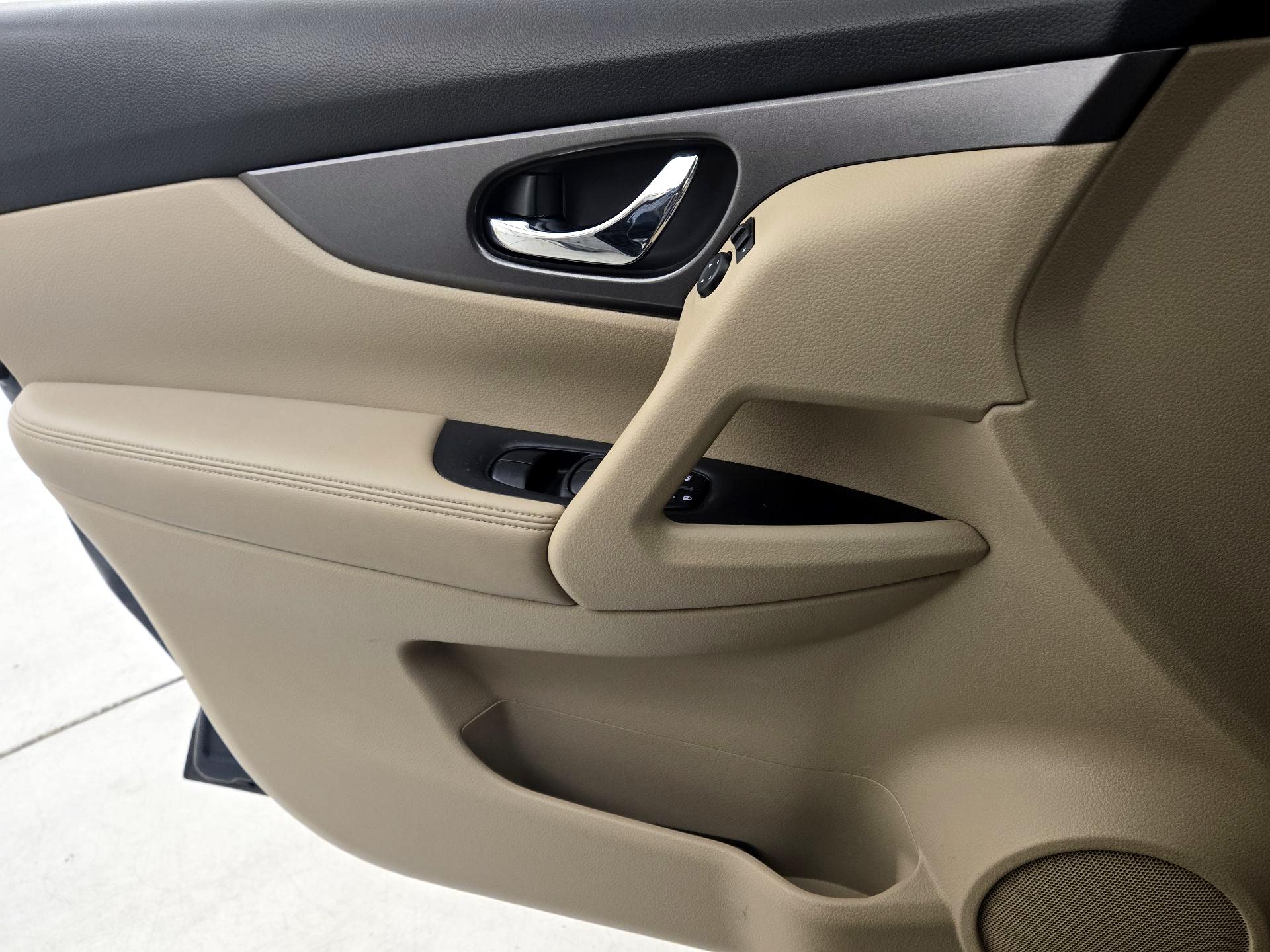 Thumbnail: 2015 Nissan Rogue - 12