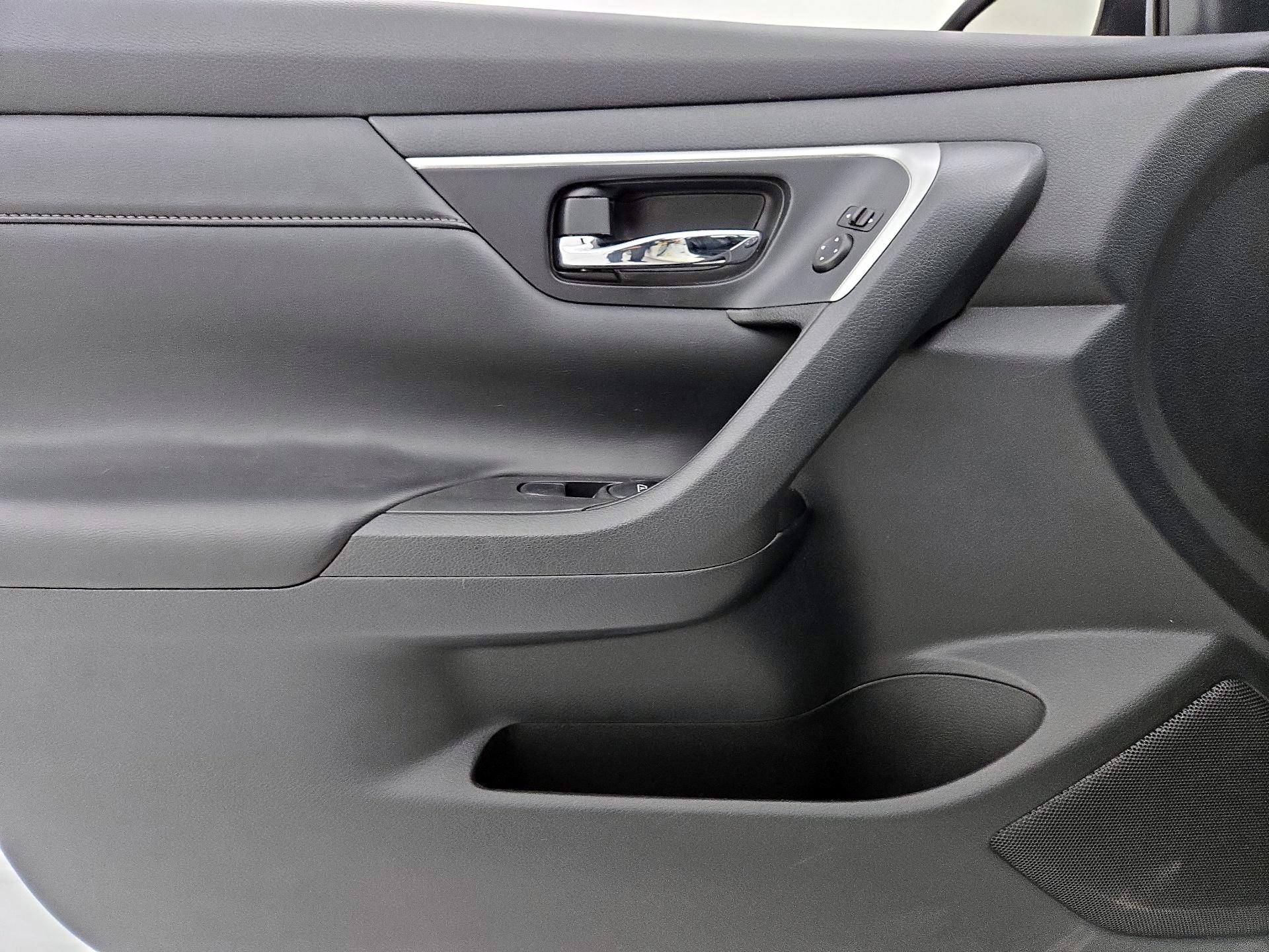 Thumbnail: 2017 Nissan Altima - 12