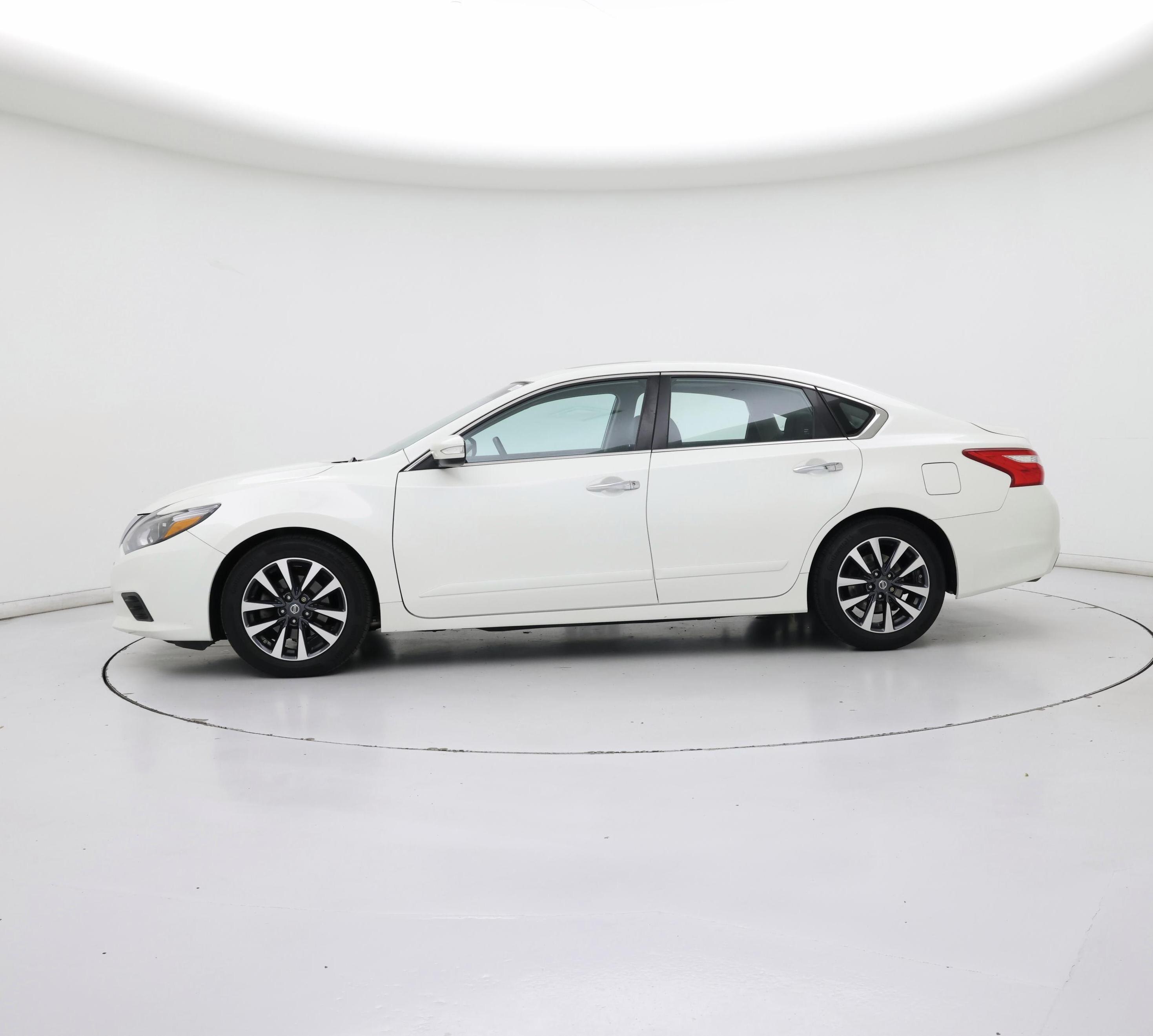 Thumbnail: 2017 Nissan Altima - 3