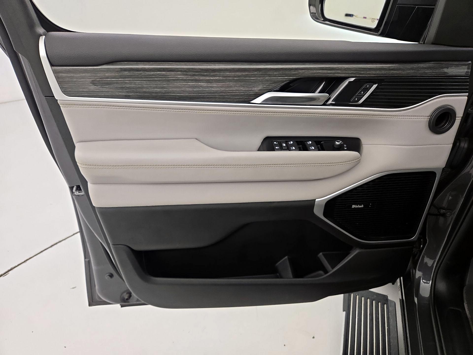 Thumbnail: 2022 Jeep Wagoneer - 12