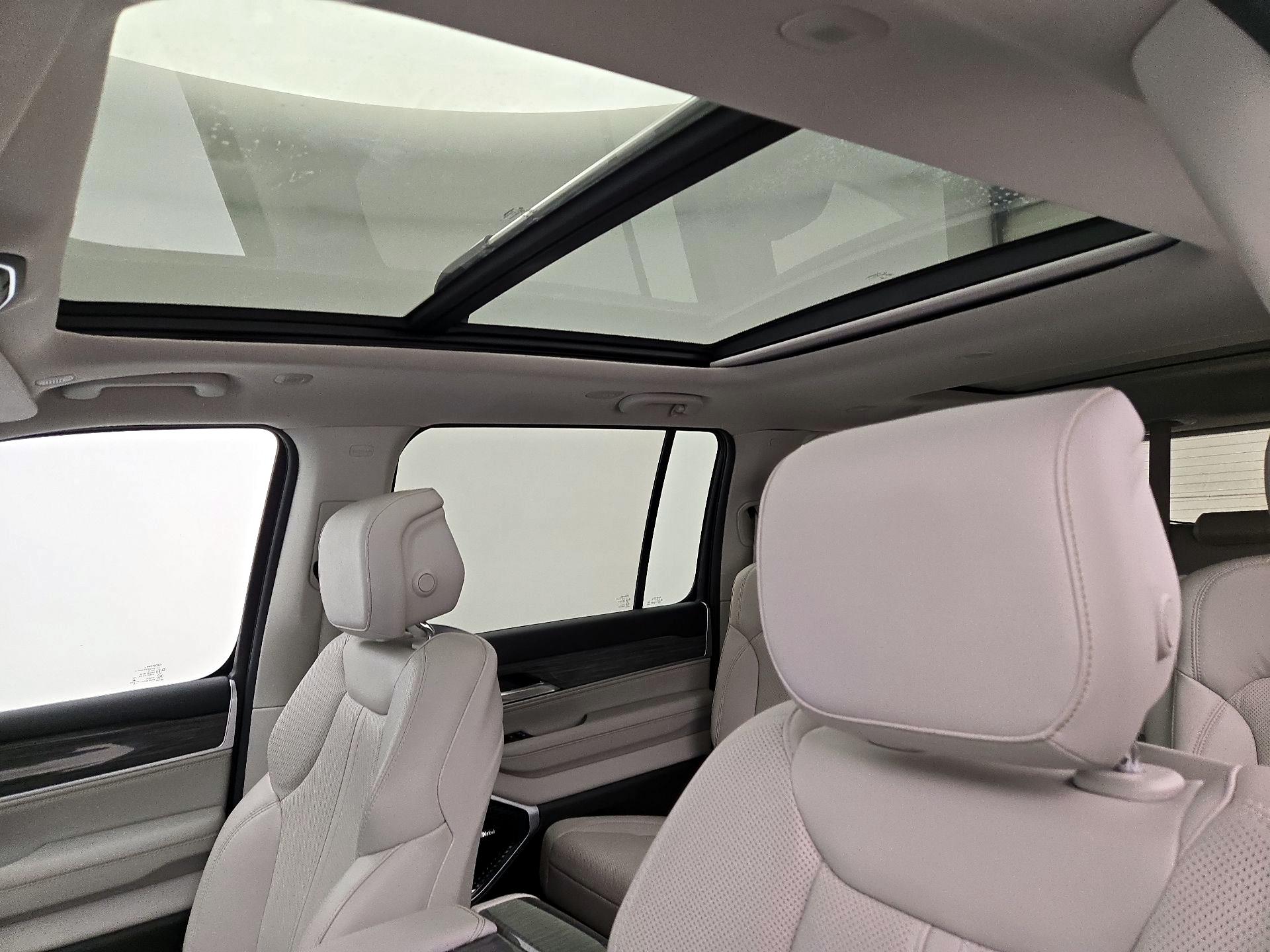 Thumbnail: 2022 Jeep Wagoneer - 18