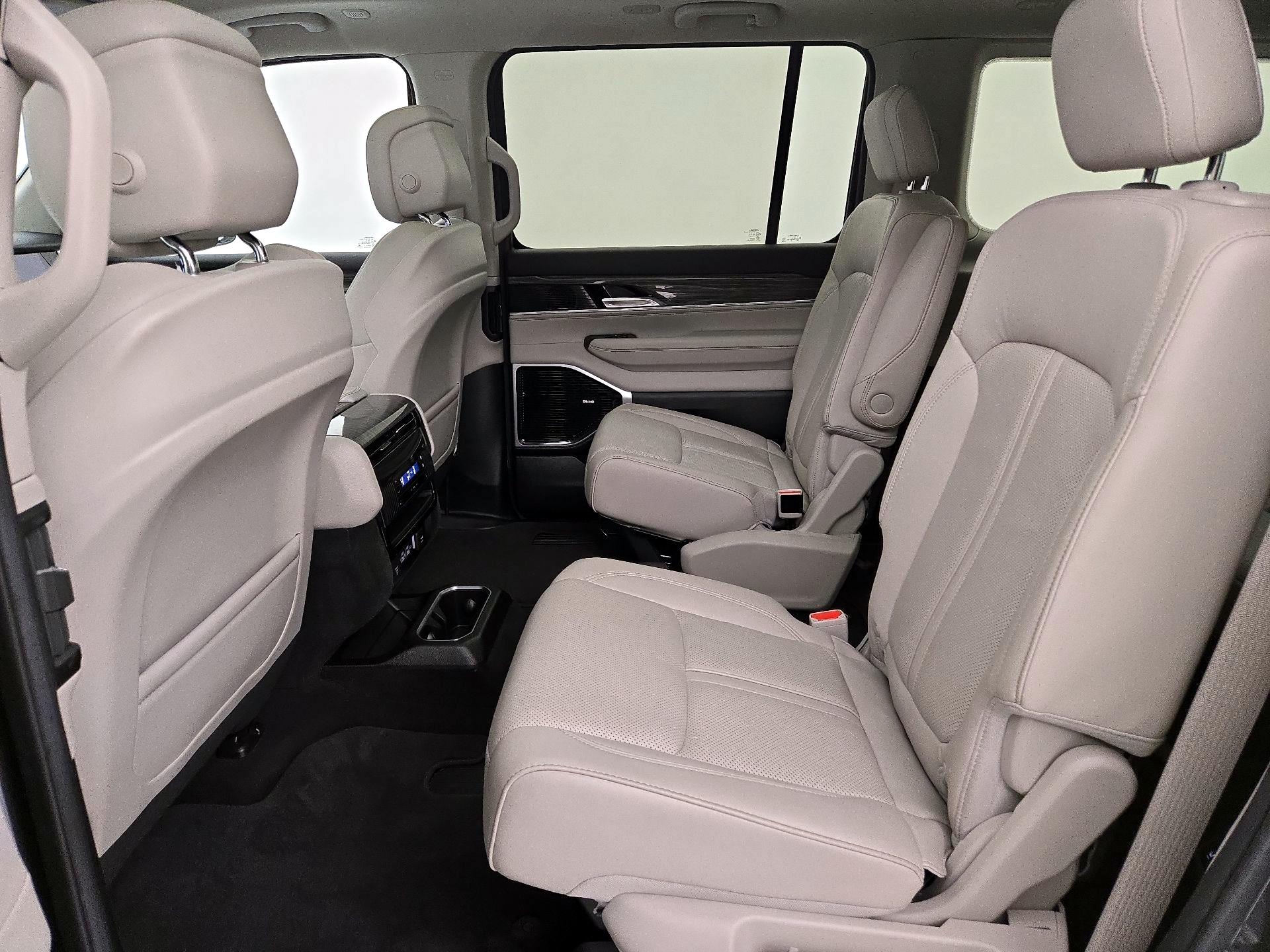 Thumbnail: 2022 Jeep Wagoneer - 19