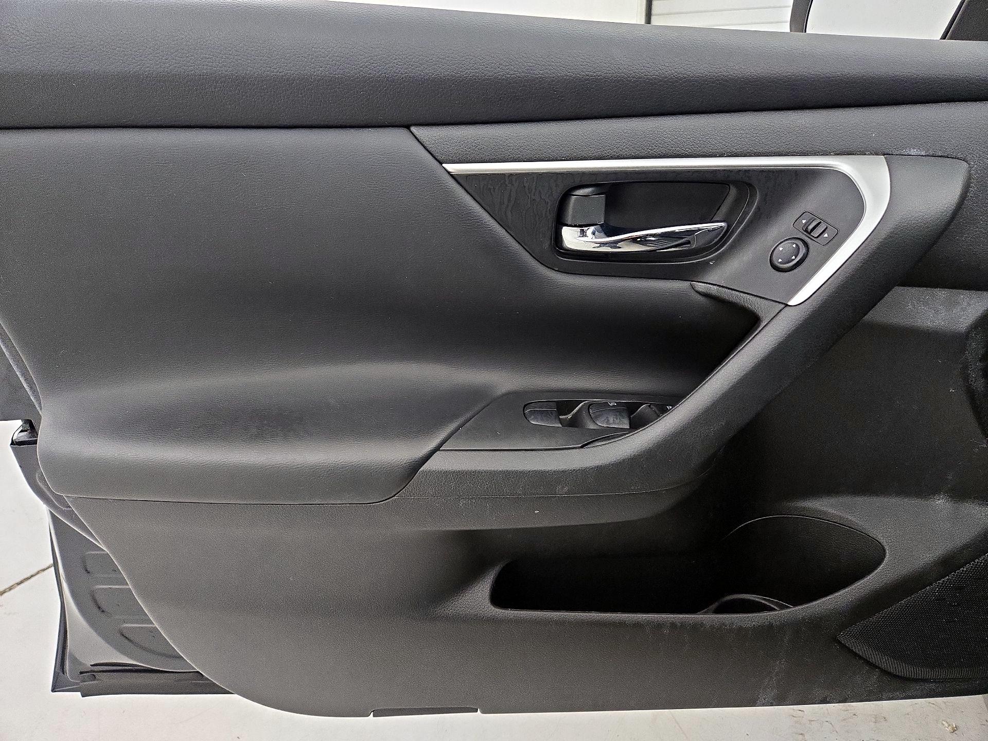 Thumbnail: 2016 Nissan Altima - 12