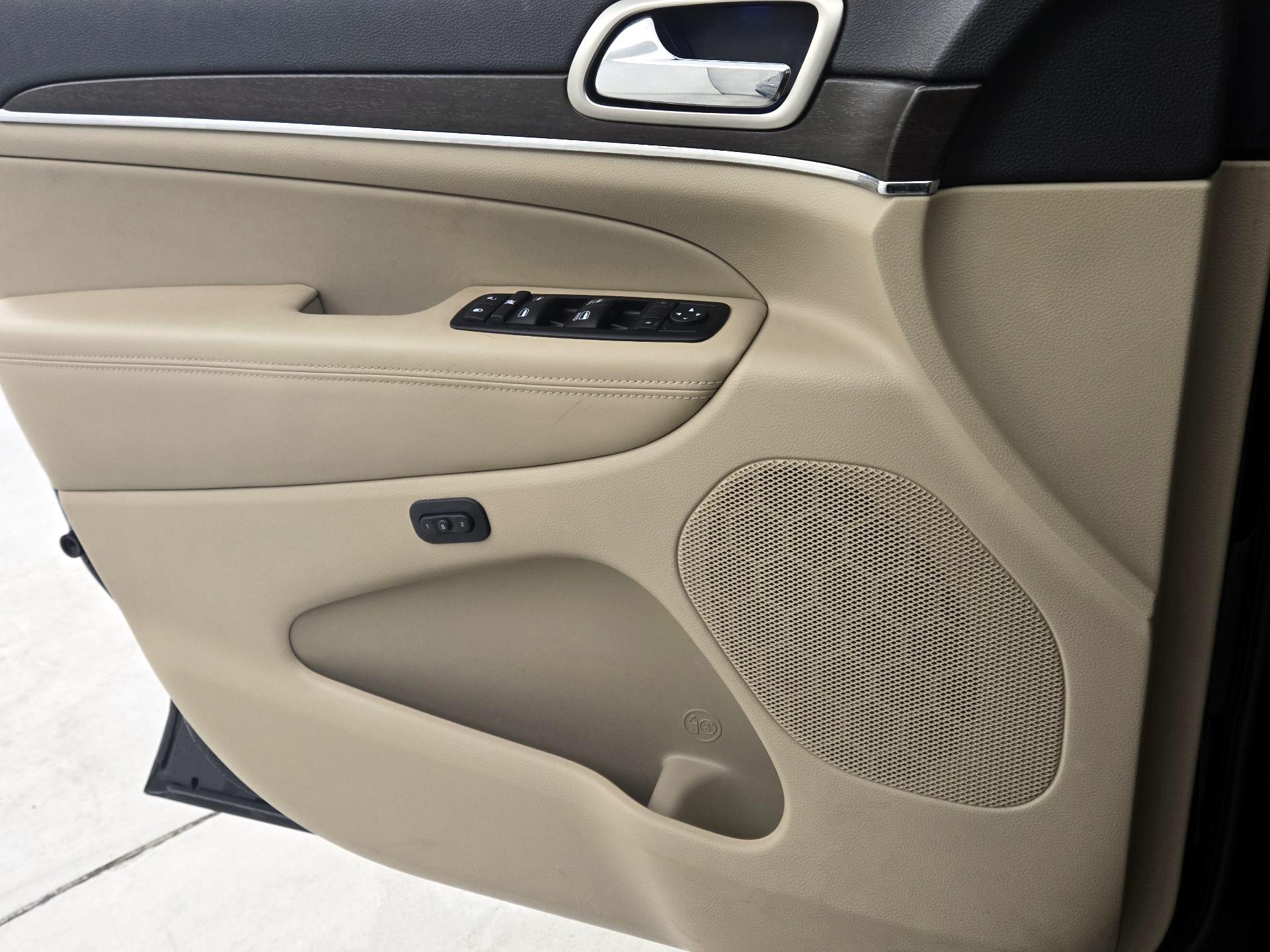 Thumbnail: 2015 Jeep Grand Cherokee - 12