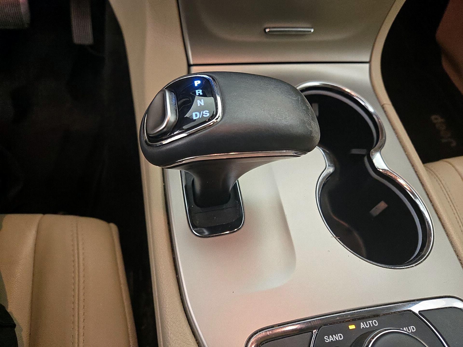 Thumbnail: 2015 Jeep Grand Cherokee - 17