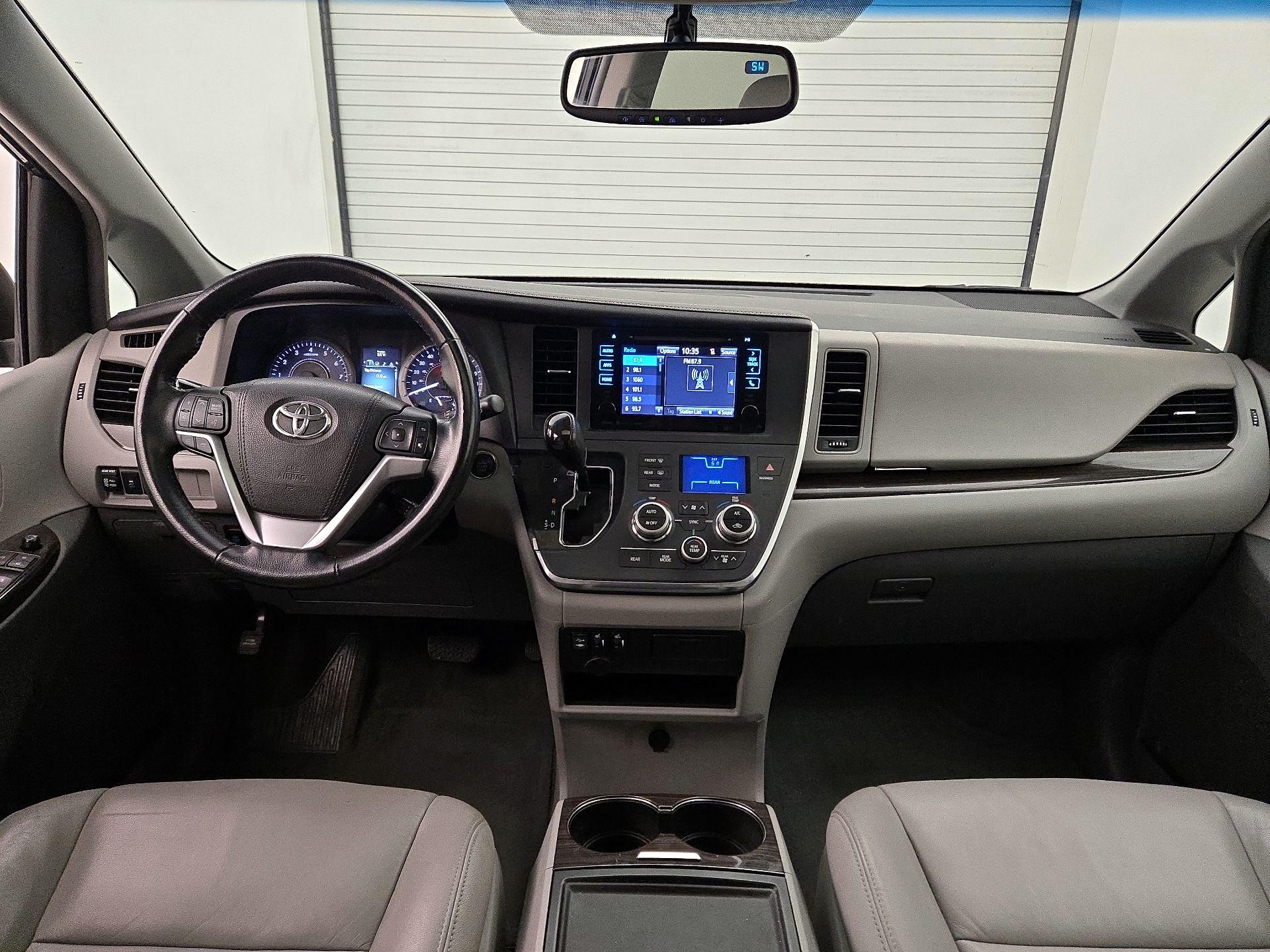 Thumbnail: 2016 Toyota Sienna - 9
