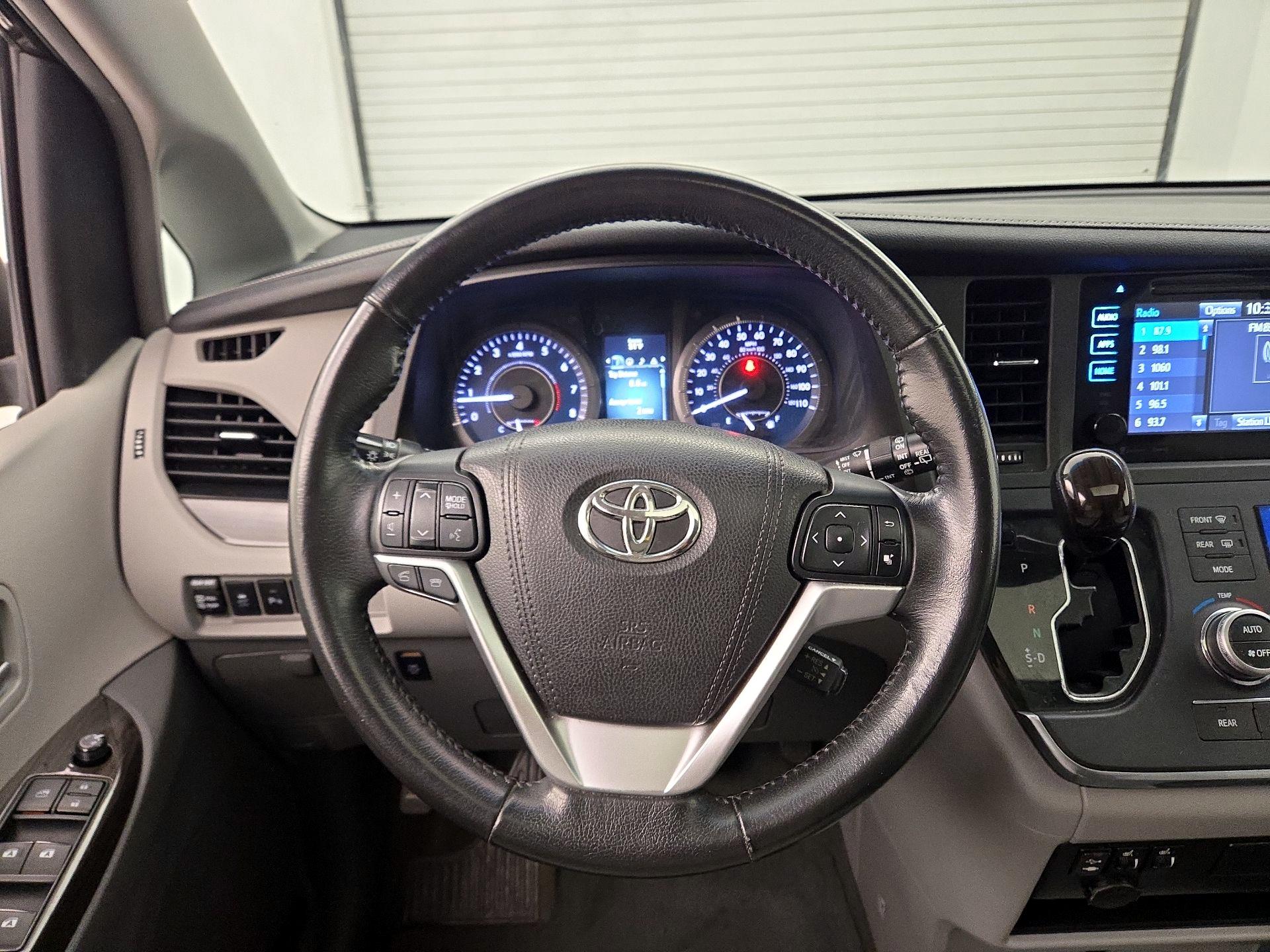 Thumbnail: 2016 Toyota Sienna - 10