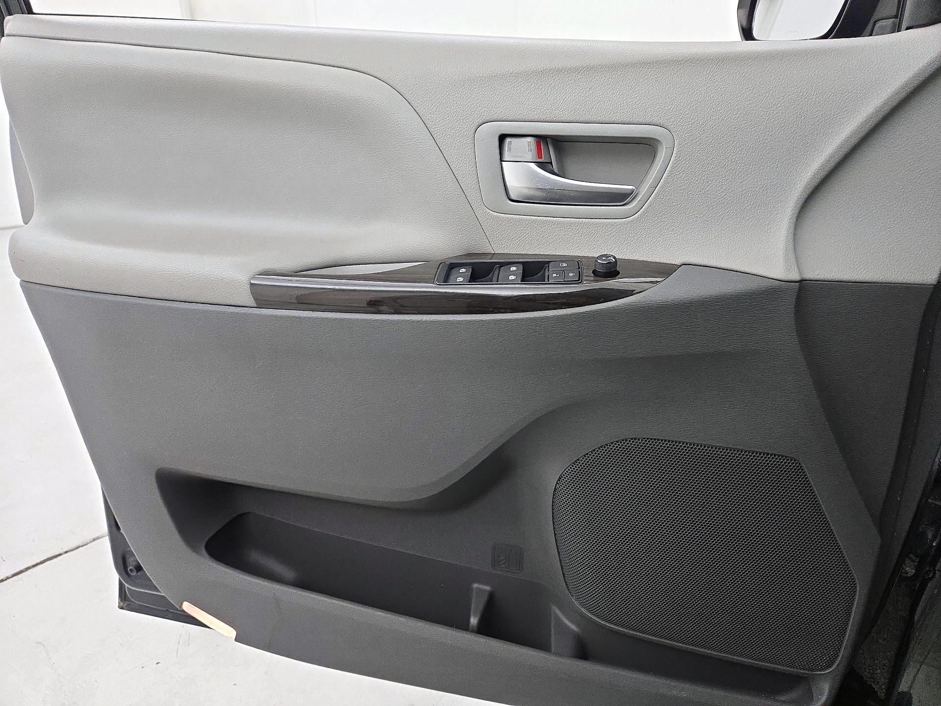 Thumbnail: 2016 Toyota Sienna - 12