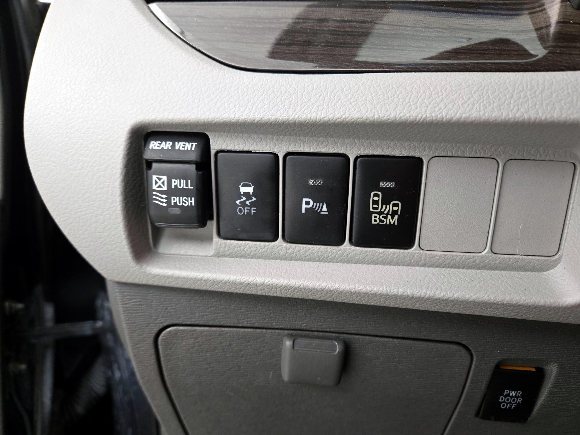 Thumbnail: 2016 Toyota Sienna - 13