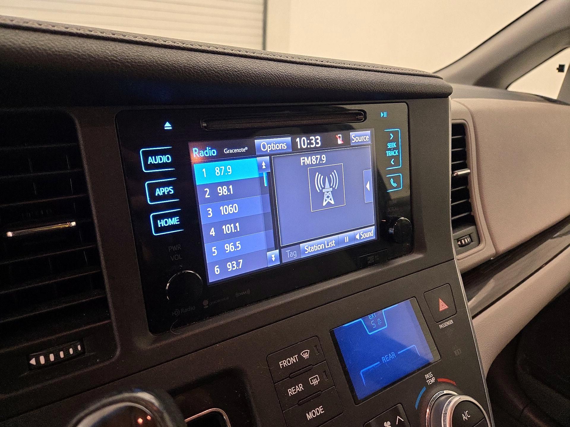 Thumbnail: 2016 Toyota Sienna - 15