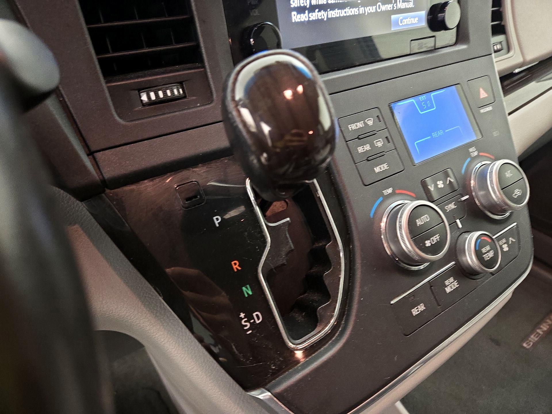 Thumbnail: 2016 Toyota Sienna - 17