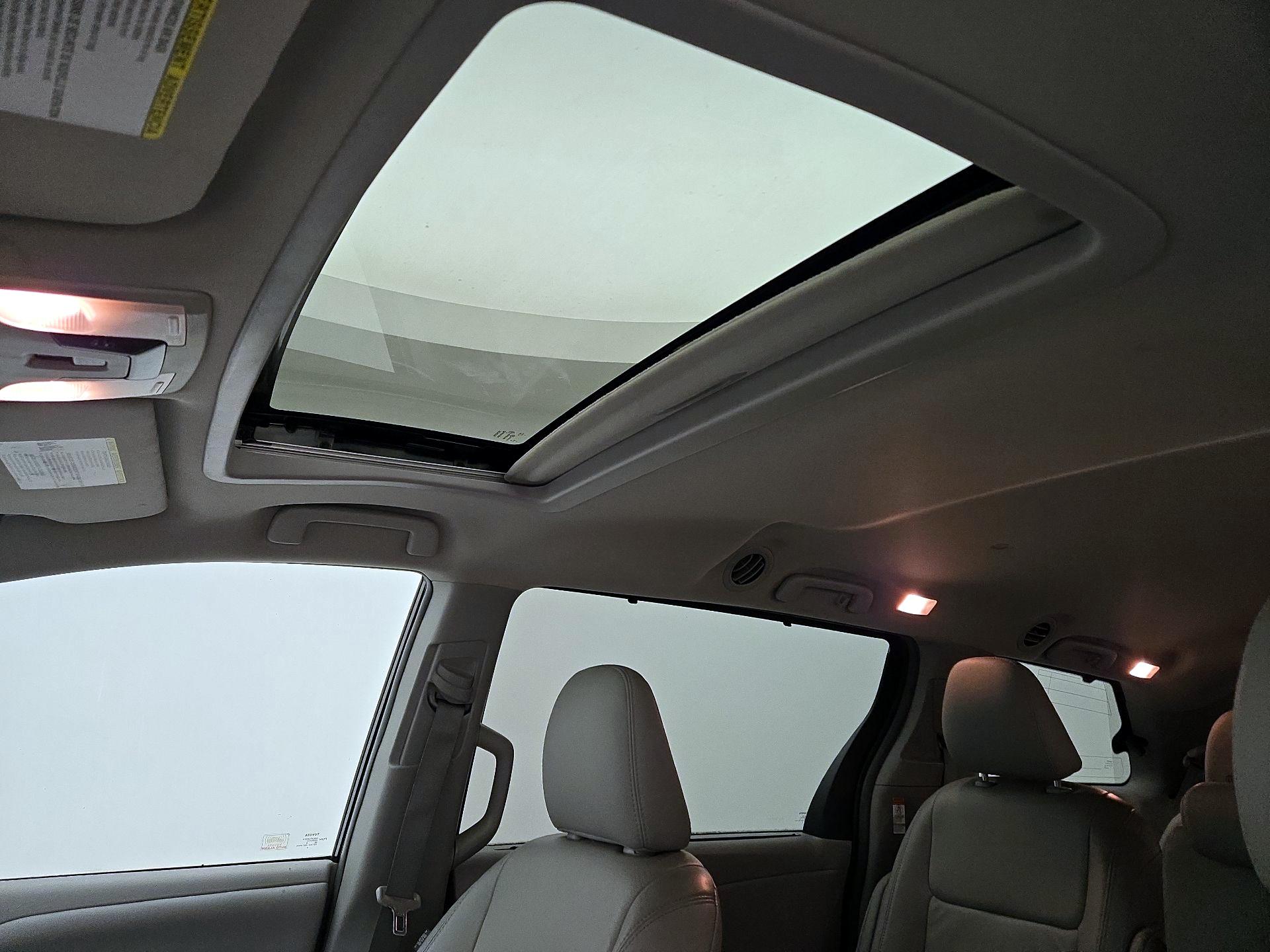 Thumbnail: 2016 Toyota Sienna - 18