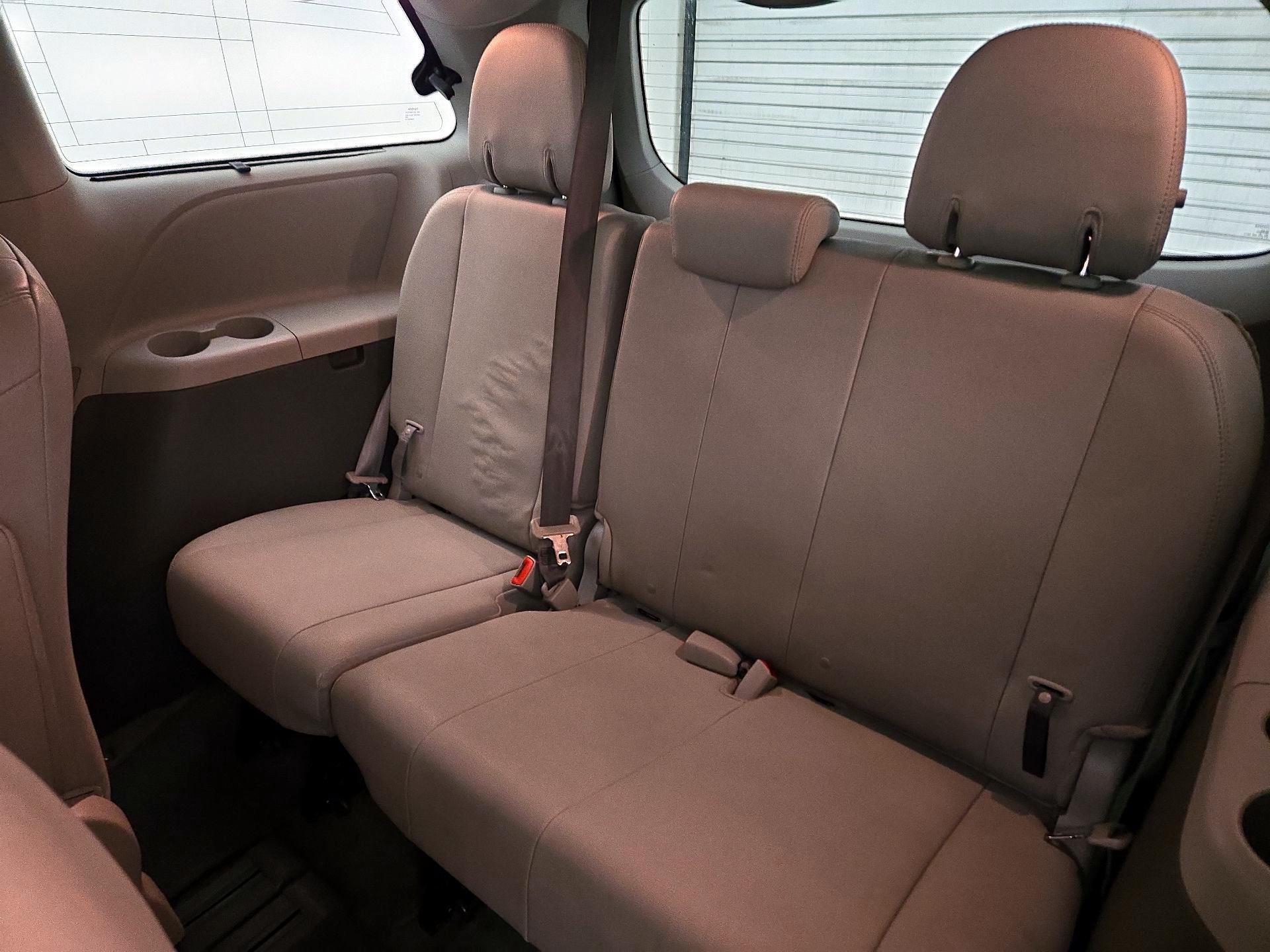 Thumbnail: 2016 Toyota Sienna - 20