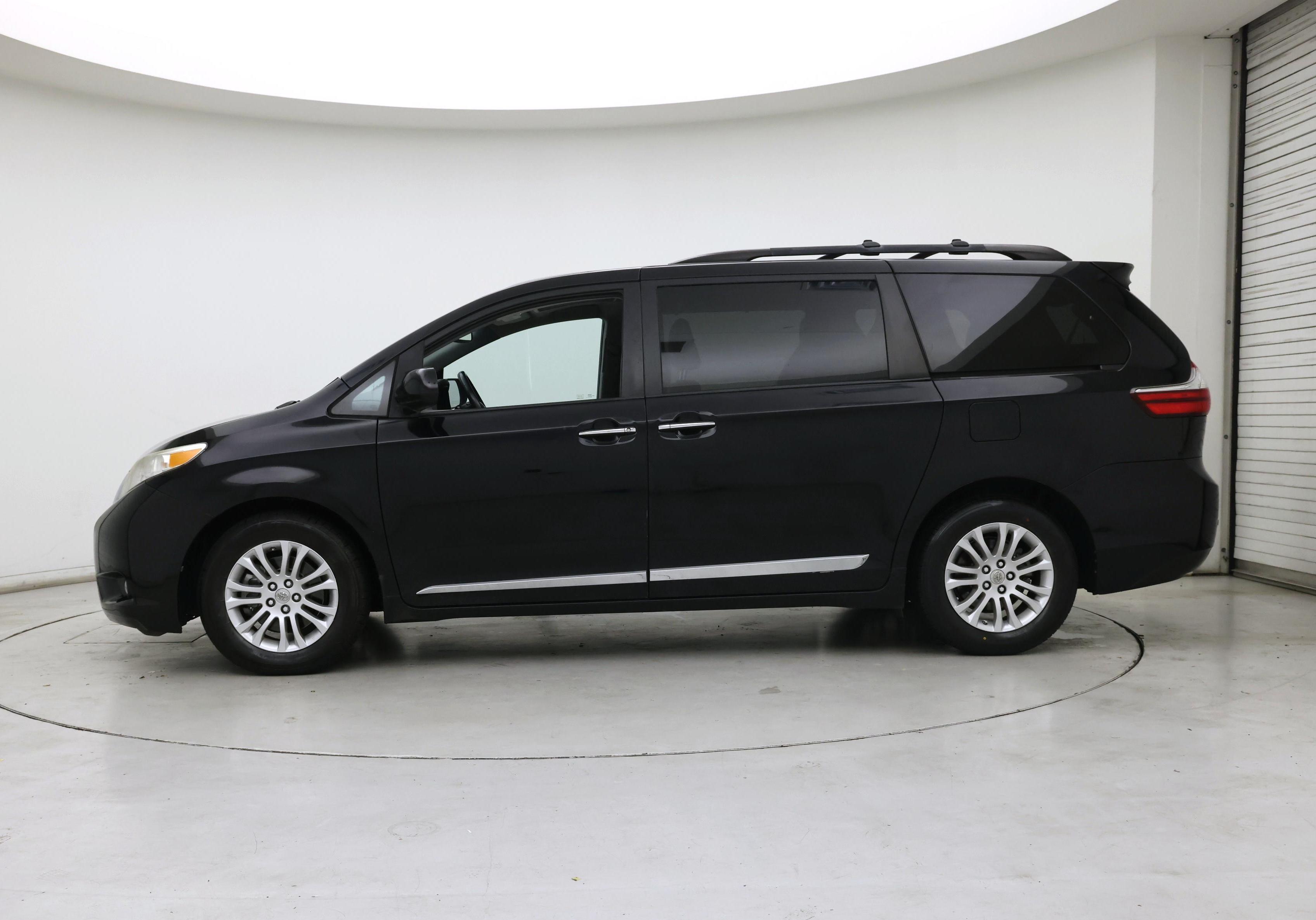 Thumbnail: 2016 Toyota Sienna - 3