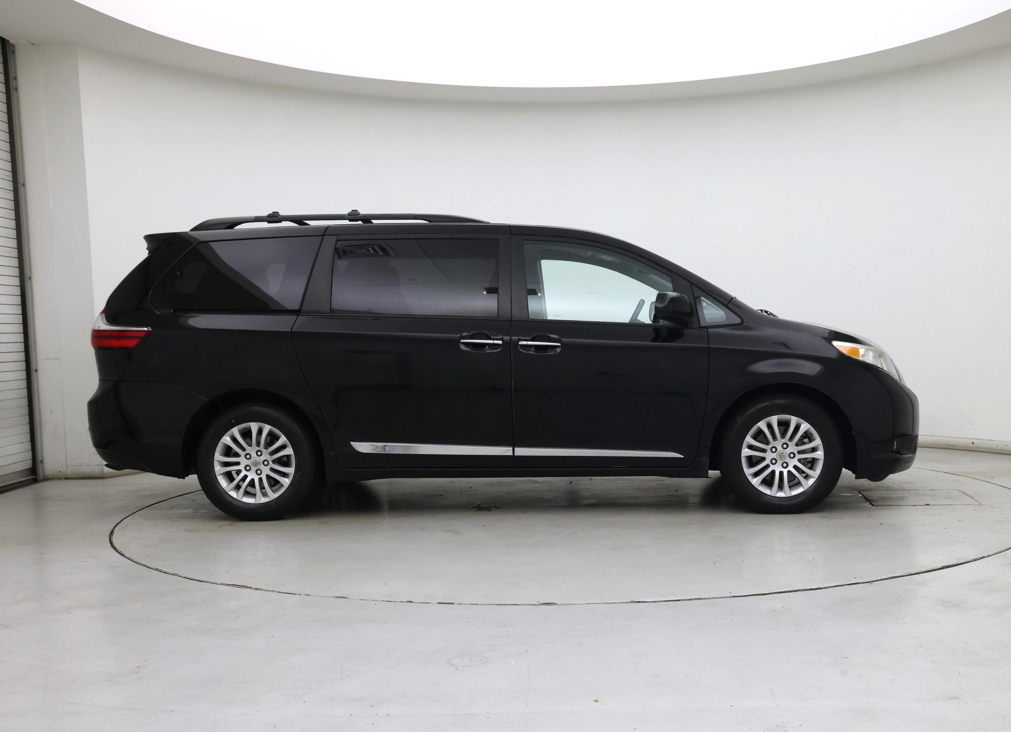 Thumbnail: 2016 Toyota Sienna - 7
