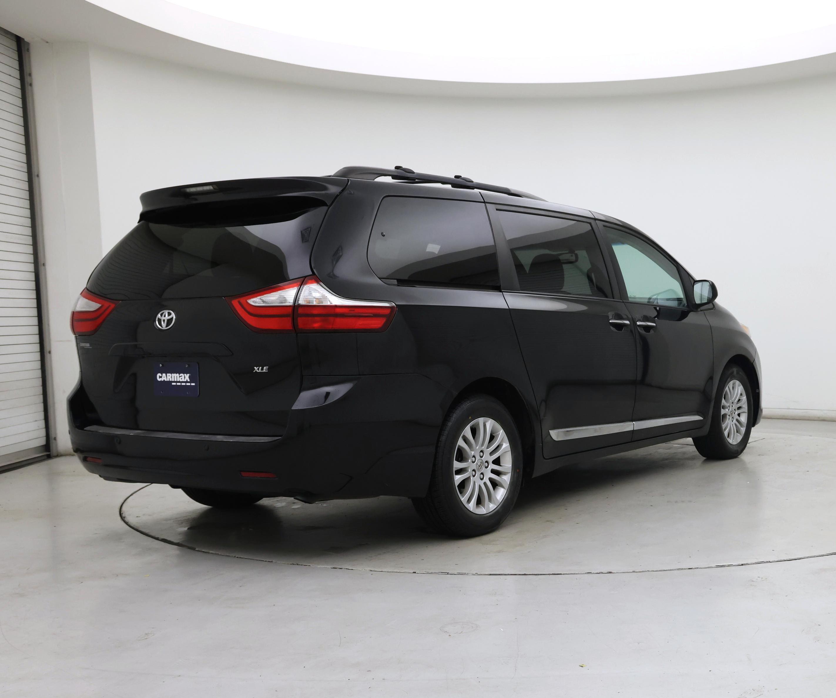 Thumbnail: 2016 Toyota Sienna - 8