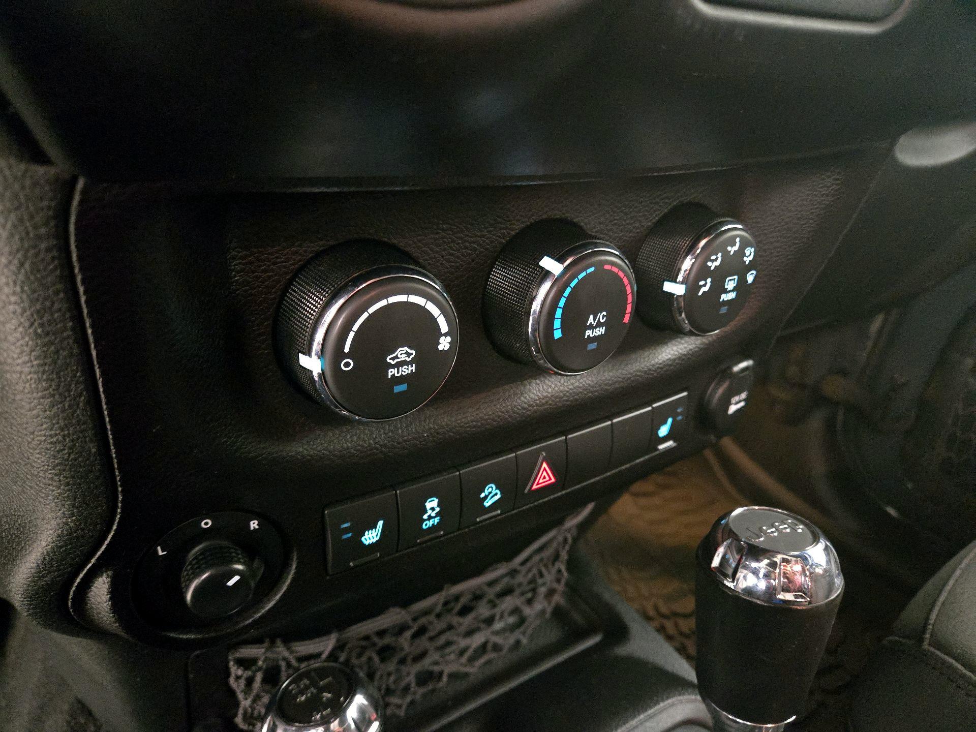 Thumbnail: 2017 Jeep Wrangler - 14