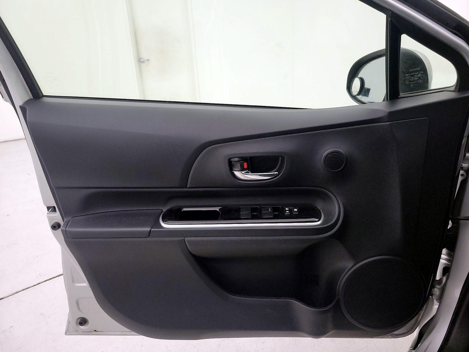 Thumbnail: 2015 Toyota Prius c - 12