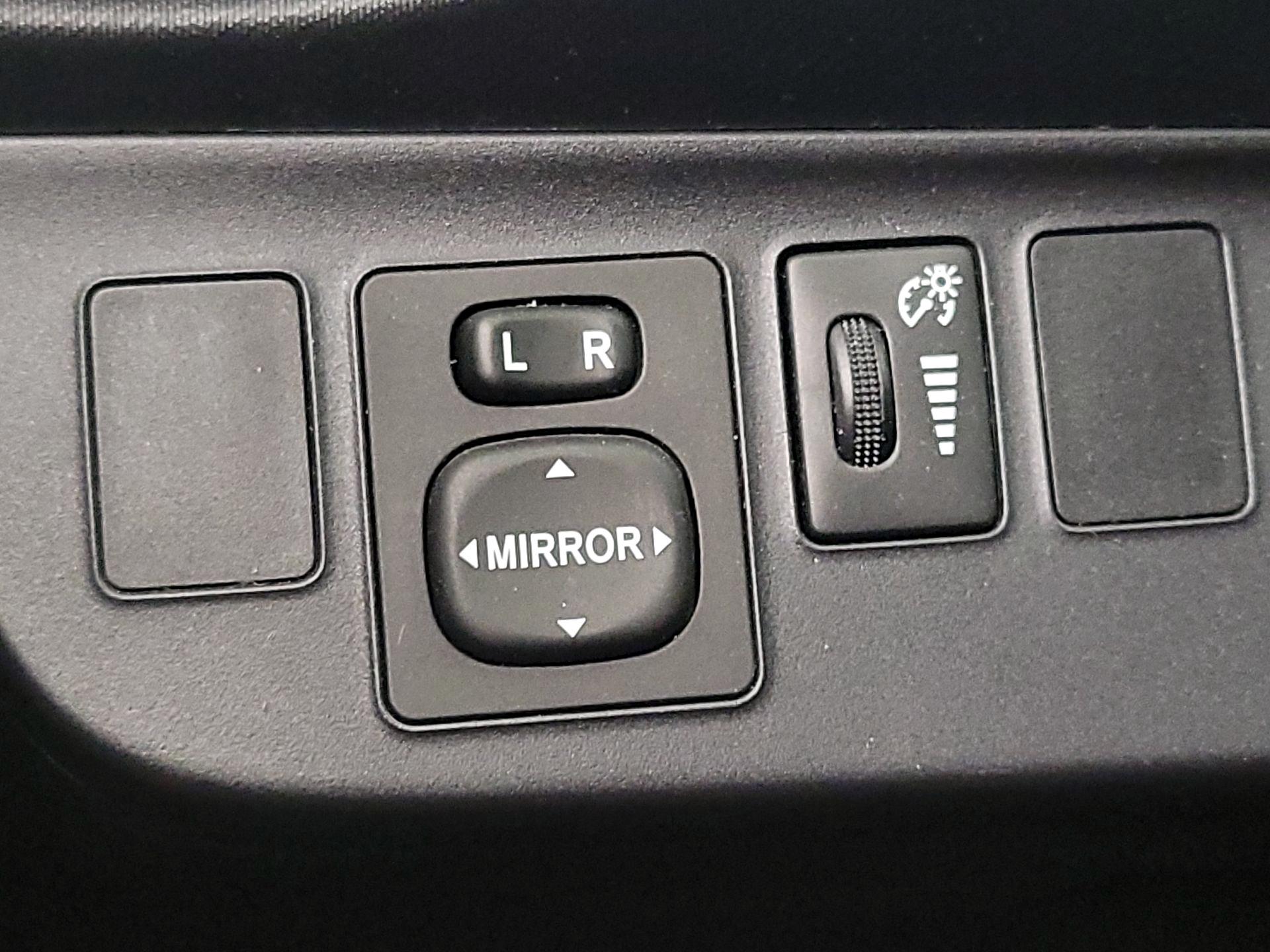 Thumbnail: 2015 Toyota Prius c - 13