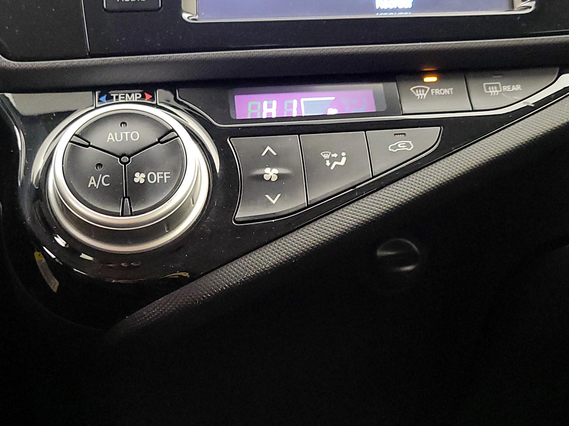 Thumbnail: 2015 Toyota Prius c - 16